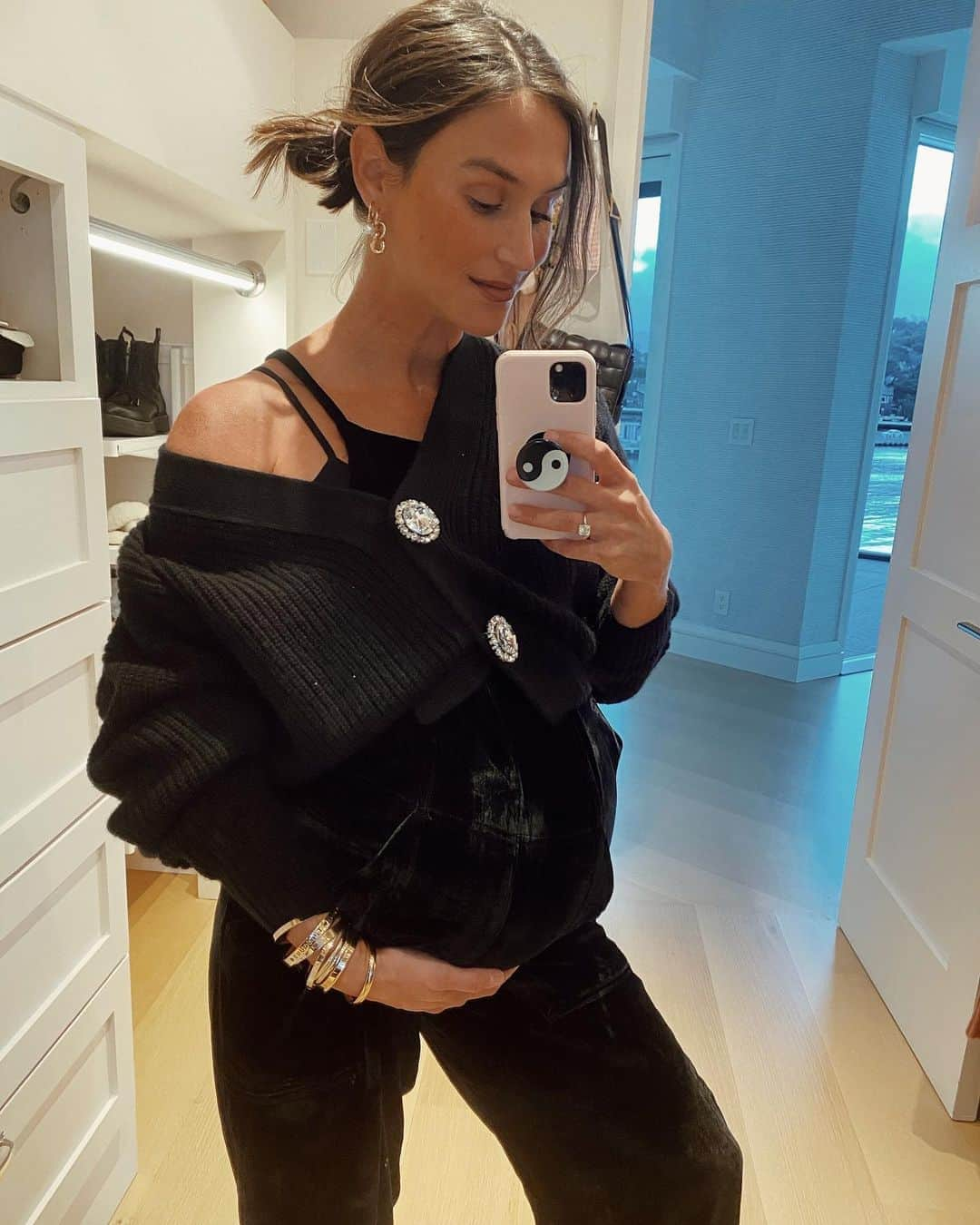 ダニジョーさんのインスタグラム写真 - (ダニジョーInstagram)「Saturday uniform 🖤 #36weeks pregnant @danielleasnyder and #BabyZ in the Cropped Jewel Pin Cardigan, Kaia + Gayl earrings and gold arm party 〰️」11月7日 23時01分 - dannijo