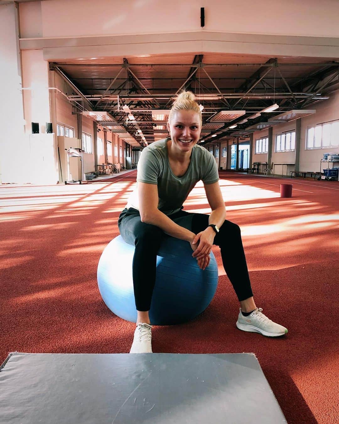 リーザ・マイヤーのインスタグラム：「HAPPY WEEKEND🤗 Ich bin sehr zufrieden, wie das Training derzeit läuft. 🙏🏼 Das Mini-Trainingslager in Kienbaum hat nochmal gut getan! Gute Mischung aus intensivem Training, Regeneration und Erholung.  Bleibt alle gesund!🤗  #training #sprint #sprintteamwetzlar #trainingcamp #stepbystep」