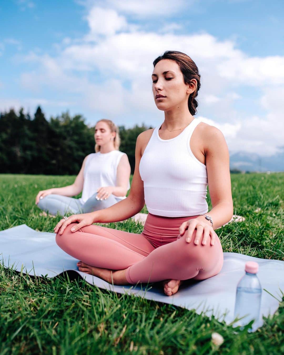 evianのインスタグラム：「evian x @lululemonfr: meditation tips   @eugenielovesbloom gives us a few tips on how meditation can help us relax and feel more grounded... and how to make sure you find a place for it. As always, don’t hesitate to drop us a line in the comments if you have any questions. 👇   These tips and techniques have been selected to help you soothe anxiety and deal with the  stress of everyday life. We hope it has helped you, or inspired you, to be more mindful. Don’t forget that hydration also plays a key role in keeping you in check: body and mind. 💦   🎥@_albin_   #evian #evianwater #stayhydrated #evianxlululemon #mentalhealth」