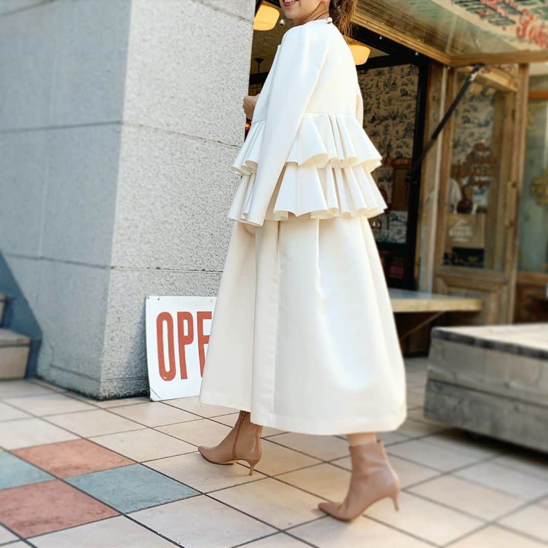 Tsuru by Mariko Oikawaさんのインスタグラム写真 - (Tsuru by Mariko OikawaInstagram)「【MUST buy item!】 これからの秋冬シーズン、これがあればコーディネートの着回しがきく、華やぐ、そんなパワーアイテムをご紹介していきます♩ . . ▷フリルジャケットの"Esmeralda"white . の着回しコーディネート。オールホワイトコーデに shoesとbagで優しい色味をプラスして…＊ . . jacket:Esmeralda/white ¥33,000 tops:Epaulement/white ¥19,800 skirt:Odette/ivory ¥31,900 shoes:Alexis/beige ¥40,700 . . . staff166cm #tsuru#tsurubymarikooikawa#ootd#秋冬コーデ#musthave#mustitem#tsuruとskirt#ショートブーツ」11月7日 23時08分 - tsurubymarikooikawa