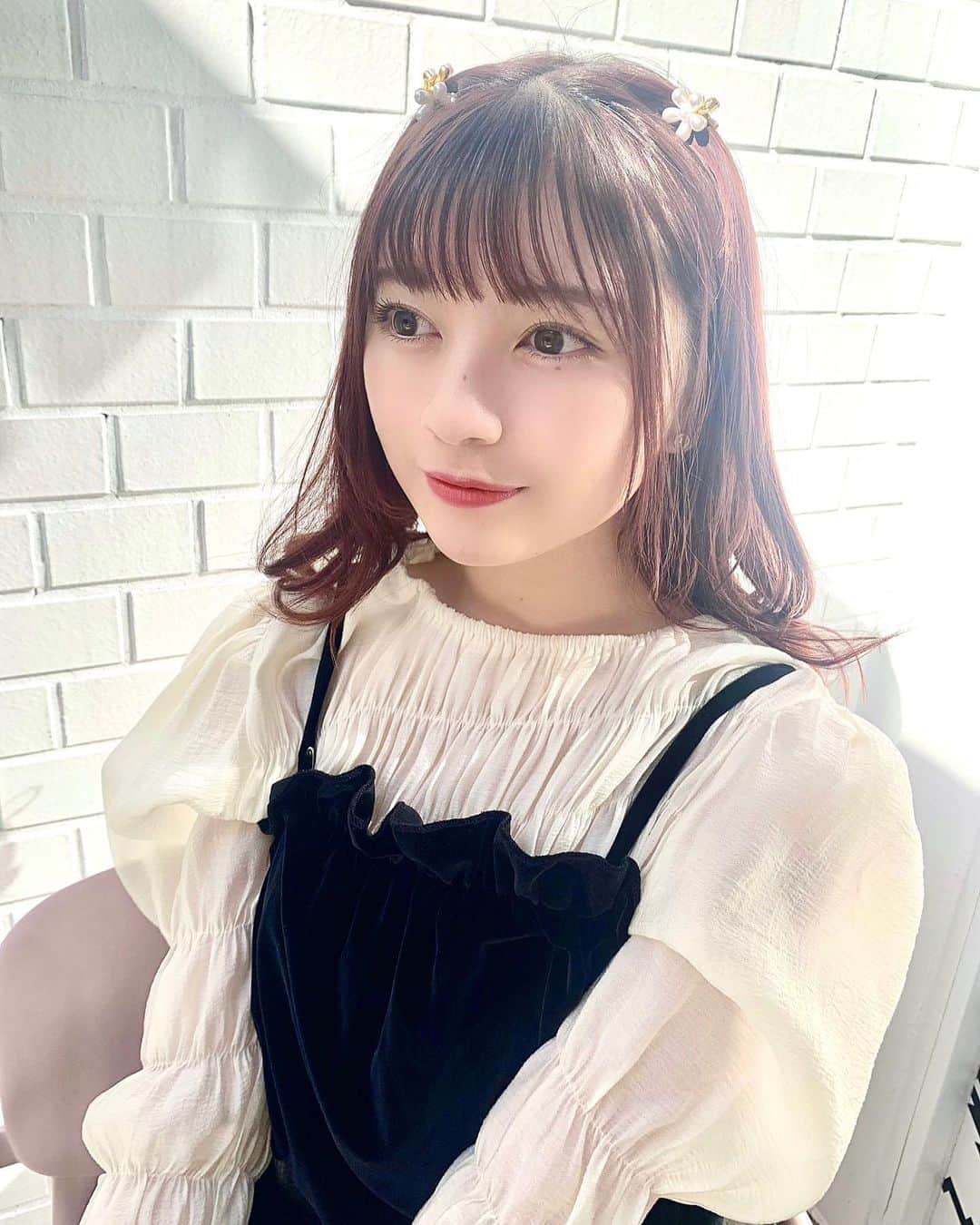 廣川奈々聖のインスタグラム：「🐶🌷 ﻿ ﻿いつまでこんな甘々な雰囲気もしたくなるんだろう〜やめられん、笑 ﻿ ﻿ ﻿ #ヘアクリップ#ヘアクリップアレンジ#ゆるふわ巻き#甘めコーデ」