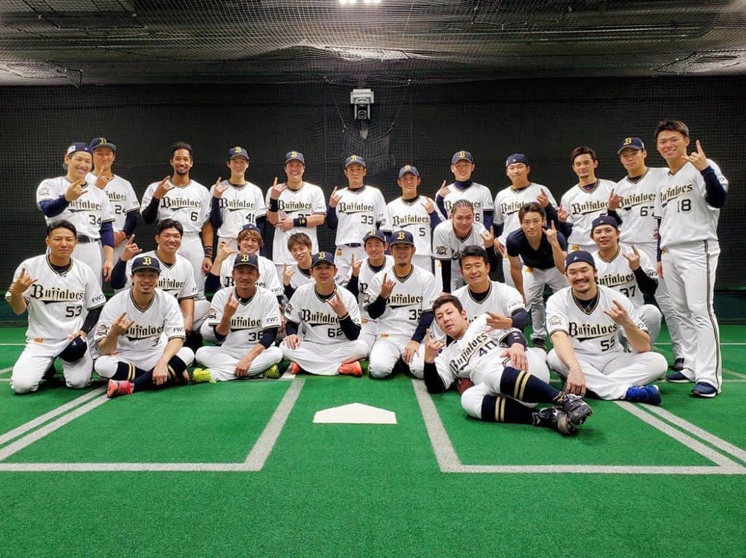 T-岡田（岡田 貴弘）のインスタグラム：「今日でオリックスバファローズの2020年シーズンが終わりました。 新型コロナウイルスの影響で、異例のシーズンになりましたが、こうして野球が出来たのも医療従事者の方や感染拡大防止に努めてくださった皆様のおかげです。本当にありがとうございました。 悔しく情けないシーズン。それ以外の言葉はありませんが、しっかり反省、改善、そしてレベルアップ出来るように明日から来シーズンに向けてやっていきたいと思います。 1年間応援ありがとうございました。  そして勝己さん、20年間お疲れ様でした。 ゆうすけも11年間お疲れ様。 コジも9年間お疲れ様。 みんな勝つために汗水流して共に頑張った時間は自分にとって宝物です。 本当にお疲れ様でした。」