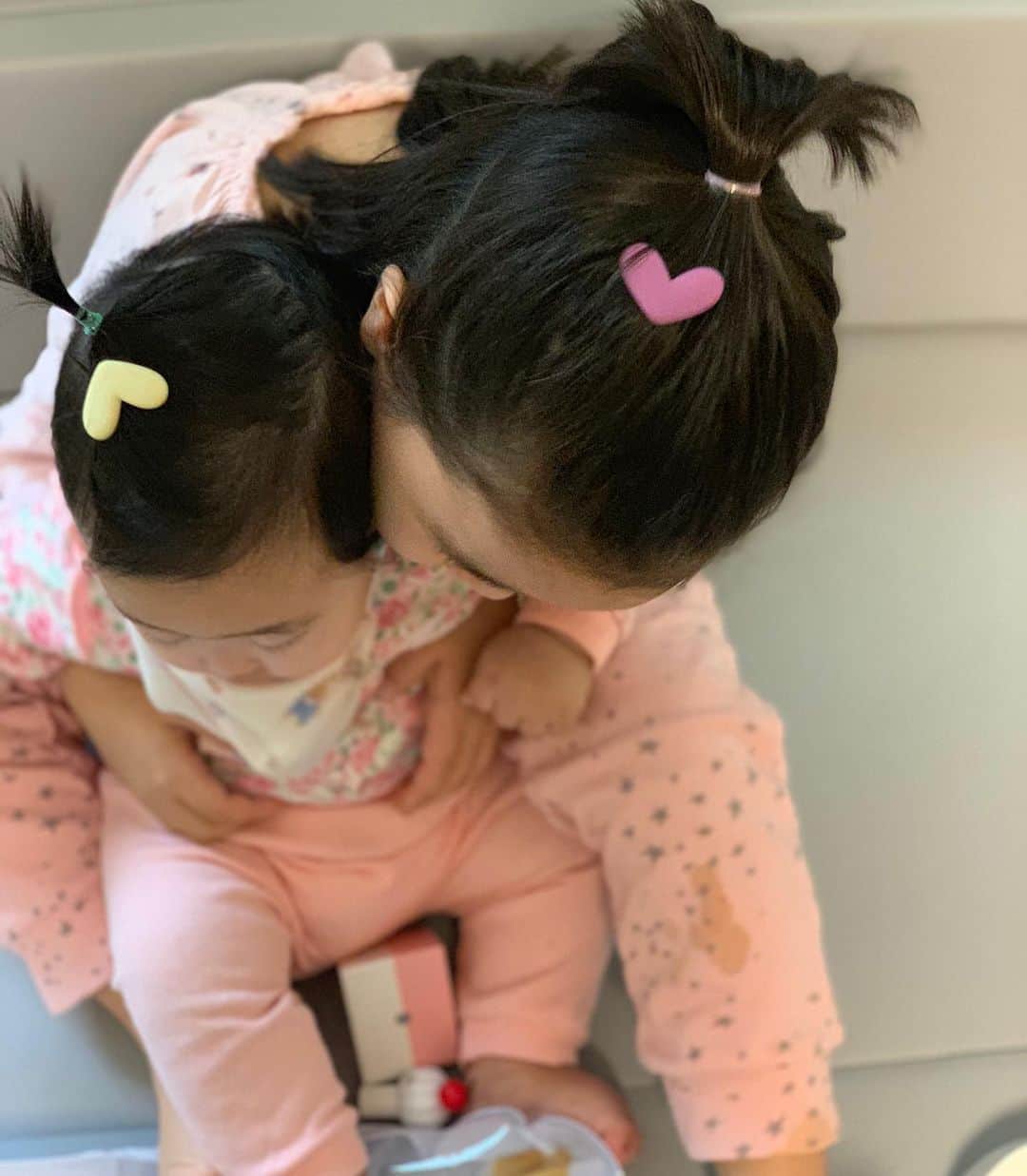 イ・ユンジのインスタグラム：「감사하게도 나의 일상은 잘 흘러가진다고 두녀석 머리를 묶어주며 생각했다.  너의 마지막으로 ,  나는 수-많은 분들의 연락을 받으며 너의선물이다 싶은 순간도 많았다.  그리고 지금을 가까이서 나누는 친구들은 모두. 네가 지어준 인연들이니, 너 참 큰사람이었다.  쬐끄만놈. 나랑 고만고만한 놈이. 그래서 난 네가 무척 좋았고, 좋다. 잘자라」