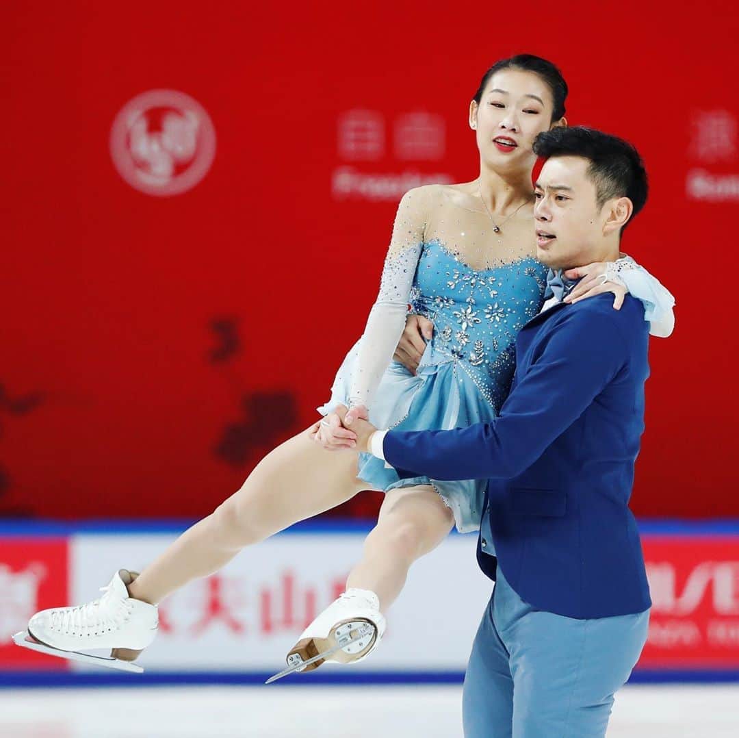 オリンピックチャンネルさんのインスタグラム写真 - (オリンピックチャンネルInstagram)「#CupOfChina champions crowned! ⛸️👑⁠⠀ ⁠⠀ Pairs - Peng Cheng and Jin Yang⁠⠀ Men - Jin Boyang⁠⠀ Women - Chen Hongyi⁠⠀ Ice Dance - Wang Shiyue and Liu Xinyu⁠⠀ ⁠⠀ ⁠⠀ Hit the link in bio to read all about this #GPFigure event. ⁠⠀ ⁠⠀ @1j0b0y3 @shiyue_wang21 @xinyuleo @yangjin_516⁠⠀」11月7日 23時14分 - olympicchannel_x