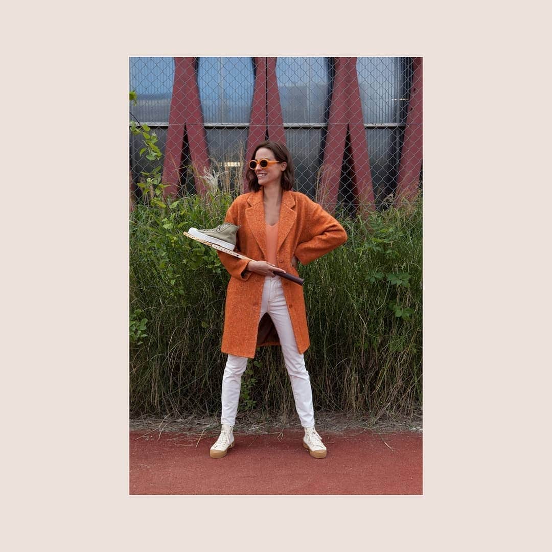 ベンシモンのインスタグラム：「TOP DÉPART ! 🤩 ​Cette semaine comme une bonne nouvelle n’arrive jamais seule notre vaisselle et de nouvelles tennis ont débarqué sur le site ! Et pour que vous puissiez craquer sans vous priver, nous vous offrons la livraison jusqu'à votre salon 😉🧡💌 Rendez-vous sur le site ! (lien dans la bio) ​🇬🇧 TOP START! 🤩 This week our dishes and new tennis shoes have arrived on the website! And so that you can crack without depriving yourself, delivery is free to your living room 🧡💌 ​#Bensimon #mode #déco #decoration #fashion #tennis #shoes #frenchfashion #confinement」