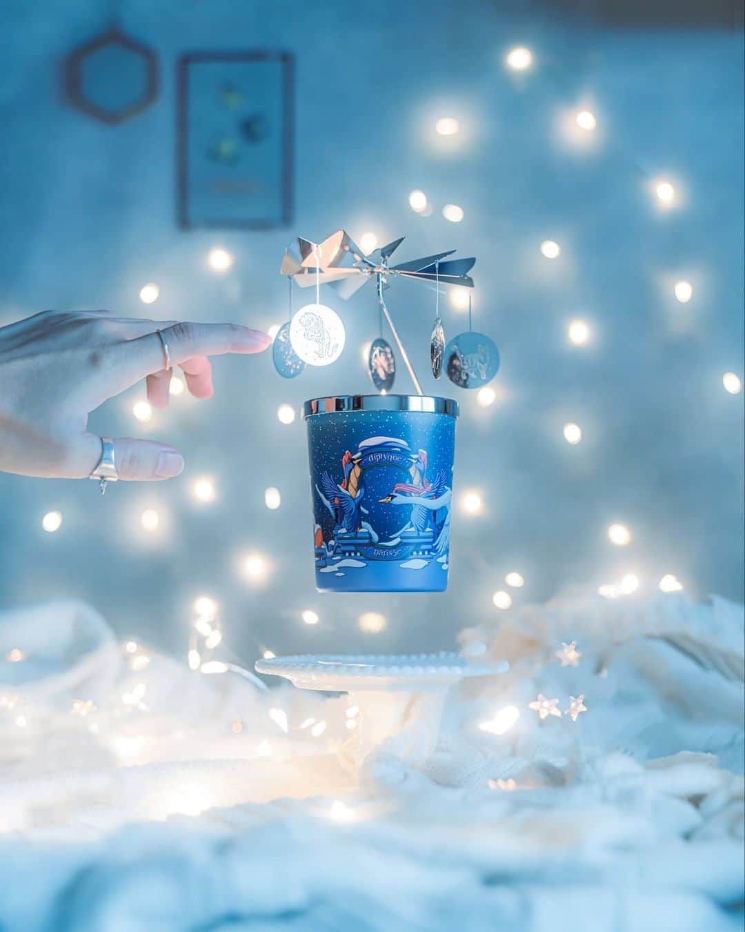 6151のインスタグラム：「冬のおとぎ話と夜🕯️｜diptyque   2020ホリデーコレクション キャンドルとカルーセルのギフトが届いたよ。  青いパッケージの白鳥が描かれた Ambre Plumeはオレンジとジンジャーの 神秘的な香りがする🕯️  冬のおとぎ話が添えてあるところも素敵。 長い冬の夜に柔らかいキャンドルの灯りと 香りで優しい時間を過ごせそう。  良い夜を。  Thank You @diptyque」