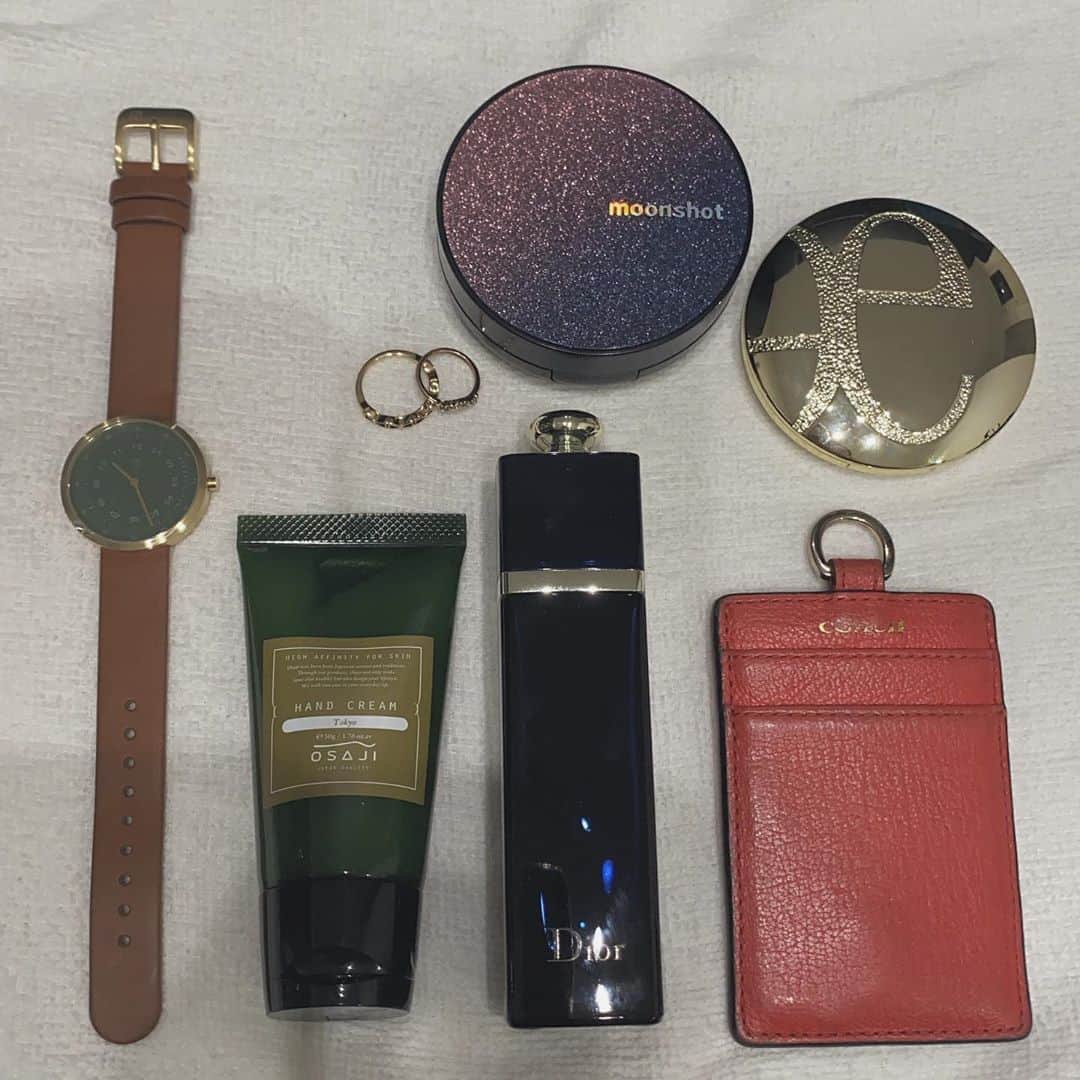 野島樺乃さんのインスタグラム写真 - (野島樺乃Instagram)「. . . お気に入り達... . . @mavenjapan さんの時計はお洒落で使いやすくて毎日つけてます。 Diorの香水もお香の様な好きな匂い。 COACHのパスケースはおばあちゃんがSKE48に入るタイミングで買ってくれたもの。 . . . . . . . . . . . . #カバンの中身 #鞄の中身 #腕時計 #ハンドクリーム #osaji  #オーガニック #香水 #Dior #dior香水 #香水コレクション #COACH #パスケース #エレガンス #パウダー #moonshot #クッションファンデ #韓国コスメ #🤍」11月7日 23時24分 - nojimakano_0906