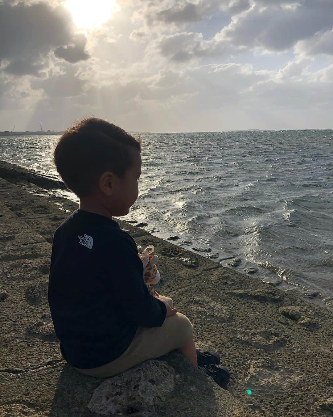 のインスタグラム：「もうすぐ3歳。  この1年も 私だけでは 想像も出来なかった世界へ 連れて行ってくれて ありがとう。  健康で元気でいてくれることが 本当に幸せ。  私にはとても必要だったんだと 毎日実感。  初めっからじゃない 無償の愛が また今日も、増えていく。  #3歳間近　＃男児　#アラフィフママ　#新しい毎日　＃誰かのために　#自分のために  ココタンが生きていたら いまなら 仲良しになれたよね。」