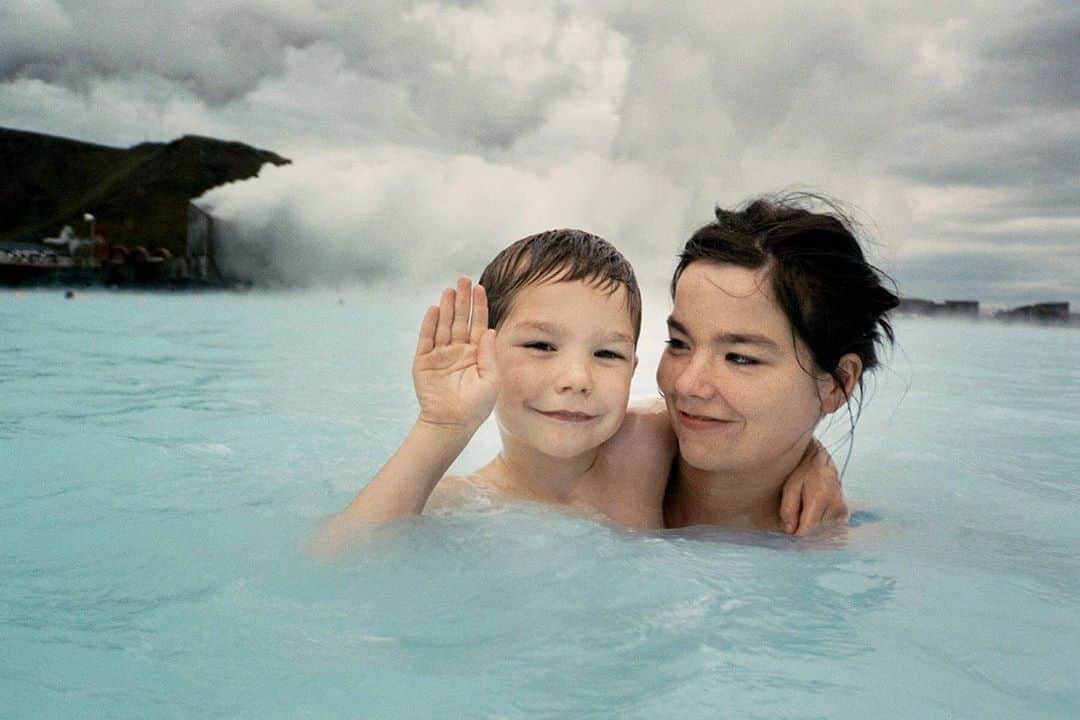 AnOther Magazineさんのインスタグラム写真 - (AnOther MagazineInstagram)「#SelfCareSaturday – Björk and her son in the Blue Lagoon in Iceland, 1993, by Juergen Teller ❄️ ⁠⠀」11月7日 23時26分 - anothermagazine