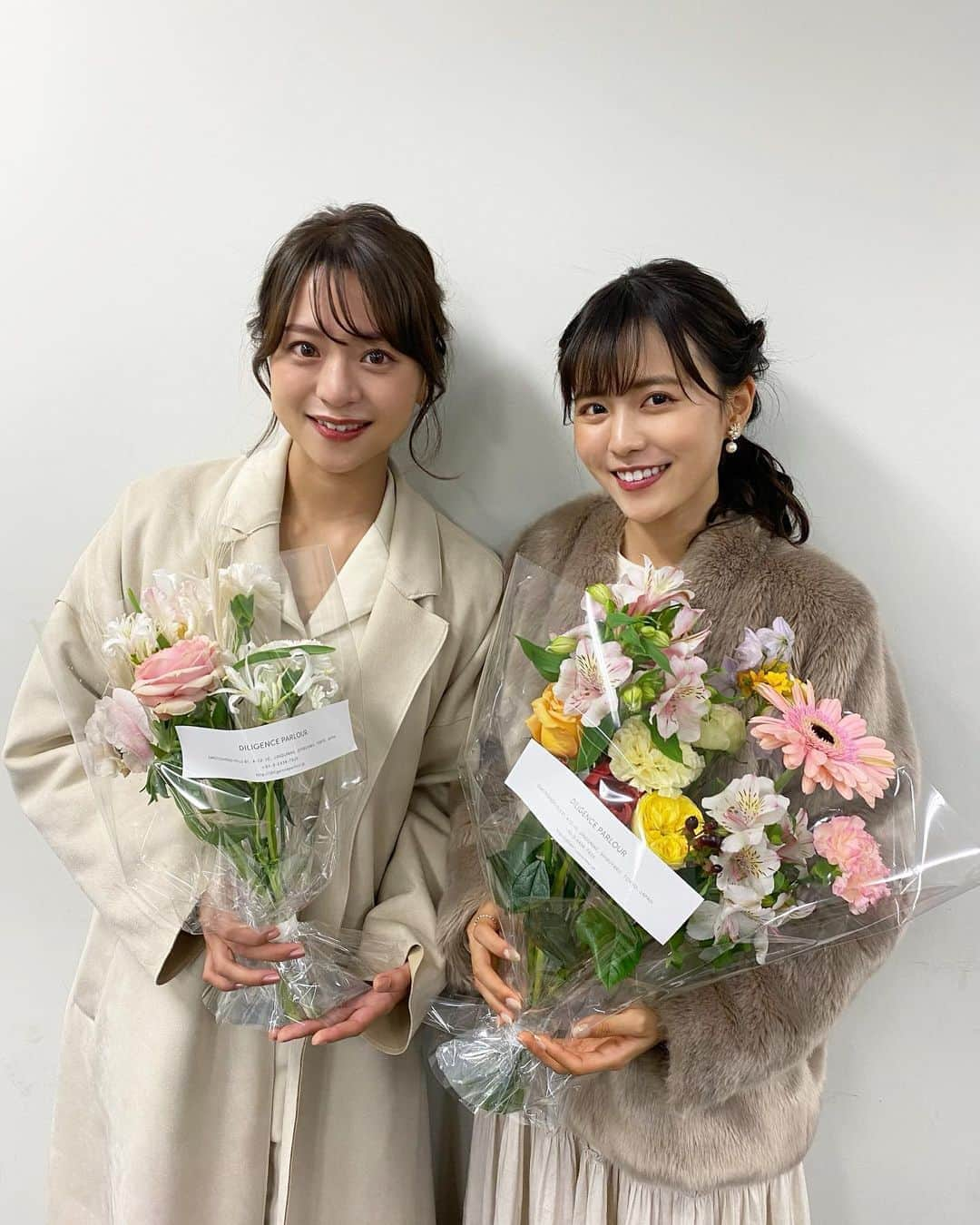 新田さちかさんのインスタグラム写真 - (新田さちかInstagram)「キュートなさきと花束と💐💐﻿ ﻿ 両親からの手紙を読んで、﻿ うるっときてるわたしたち💭（笑）﻿ ﻿ ﻿ #お花のある暮らし #花束 #可愛い」11月7日 23時26分 - sachat__official