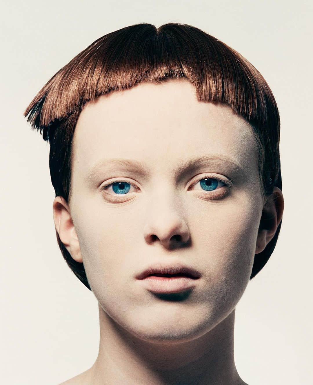 Vogue Italiaさんのインスタグラム写真 - (Vogue ItaliaInstagram)「Diversity, inclusion, personality. For thirty years @GuidoPalau has been anticipating fashion (and societal) trends, starting with hair. An internship at Vidal Sassoon, a symbiotic collaboration with the photographer David Sims, fashion shows, shoots, campaigns for Calvin Klein, Helmut Lang and Versace first, Balenciaga, Saint Laurent, Alexander McQueen and Prada later. Friendships with stylists, celebrities, supermodels, and now also the daughters of supermodels (he was the one who recently recommended Kaia Gerber’s hair color). “We’re in a new era. The logistics are different, everyone’s wearing masks, it’s hard to see faces anymore. Beauty is still very important, but in a different way. Even talking to the designers, all the conversations are about where we are now in the world.” Read the full interview by @VittoriaGabardi in the November issue of Vogue Italia dedicated to beauty and via link in bio. @MissKarenElson photographed by @DavidSimsofficial with hair by #GuidoPalau. #VIaboutbeauty #VIdigitalbeautyweek」11月7日 23時28分 - vogueitalia