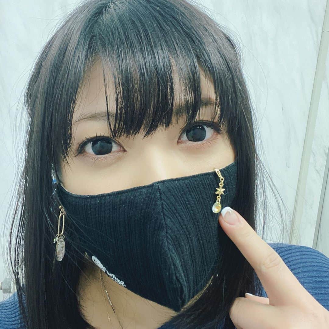 鈴華ゆう子のインスタグラム：「このマスクチャーム、かなりお気に入り。 ゆらゆらして、マスクするのが少しだけ楽しくなったよ(*´ω`*)あと、マスクにニコちゃんマーク入ってるから、勝手に笑顔。いいだろ。」