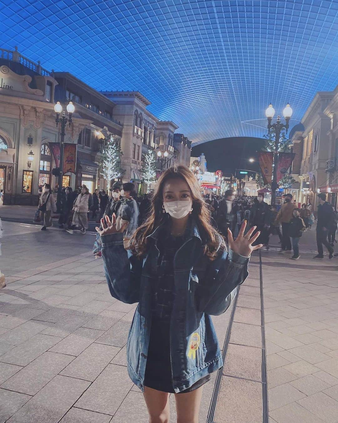 坂本礼美さんのインスタグラム写真 - (坂本礼美Instagram)「. . たんじょうび当日🐰💘 . ゆんちゃん💜 @yunkoro519 💜が事前にチケットを取ってくれていて🥺🌈💕 れみゆんでUSJ行ってきました🦖🌍🦈💖✨ . カウントダウンでも沢山お祝いしてくれたのに、当日もUSJに連れて行ってくれるなんて🤢💗💗💗 本当に幸せすぎたよ🤦🏼‍♀️💘💘✨ . あまり混んでいなくて、アトラクションも並ばずに沢山乗れたし🤖💕(乗ってる間は常に手を繋いでた🤝笑) . 夕方のパーク内の雰囲気が大好きでただ歩いてるだけでもるんるん😻 . 本当に楽しかったぁぁぁぁ🥳💕✨💕✨ . 行き帰りの新幹線も、ずーーーっと楽しくて💖👧🏼👧🏼💖 . 本当に素敵な誕生日を過ごしました🥰✨✨✨ . . ゆんちゃん💘 本当に本当にありがとう🥺😭😚💜💗💜💗 . 💕👩‍❤️‍💋‍👩💕 . . . #れみゆん #usj #ゆにば #素敵な誕生日プレゼント #一緒に過ごしてくれてありがとう #🤢 #😚 #💘 #🏠🐾」11月7日 23時33分 - remi_1103