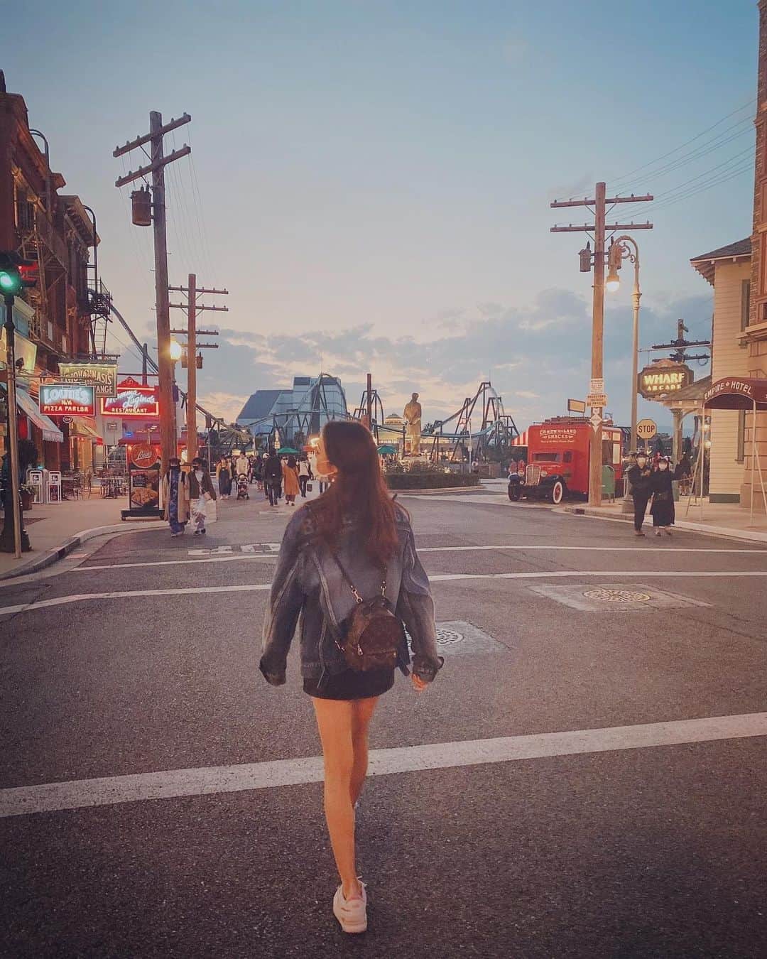 坂本礼美さんのインスタグラム写真 - (坂本礼美Instagram)「. . たんじょうび当日🐰💘 . ゆんちゃん💜 @yunkoro519 💜が事前にチケットを取ってくれていて🥺🌈💕 れみゆんでUSJ行ってきました🦖🌍🦈💖✨ . カウントダウンでも沢山お祝いしてくれたのに、当日もUSJに連れて行ってくれるなんて🤢💗💗💗 本当に幸せすぎたよ🤦🏼‍♀️💘💘✨ . あまり混んでいなくて、アトラクションも並ばずに沢山乗れたし🤖💕(乗ってる間は常に手を繋いでた🤝笑) . 夕方のパーク内の雰囲気が大好きでただ歩いてるだけでもるんるん😻 . 本当に楽しかったぁぁぁぁ🥳💕✨💕✨ . 行き帰りの新幹線も、ずーーーっと楽しくて💖👧🏼👧🏼💖 . 本当に素敵な誕生日を過ごしました🥰✨✨✨ . . ゆんちゃん💘 本当に本当にありがとう🥺😭😚💜💗💜💗 . 💕👩‍❤️‍💋‍👩💕 . . . #れみゆん #usj #ゆにば #素敵な誕生日プレゼント #一緒に過ごしてくれてありがとう #🤢 #😚 #💘 #🏠🐾」11月7日 23時33分 - remi_1103