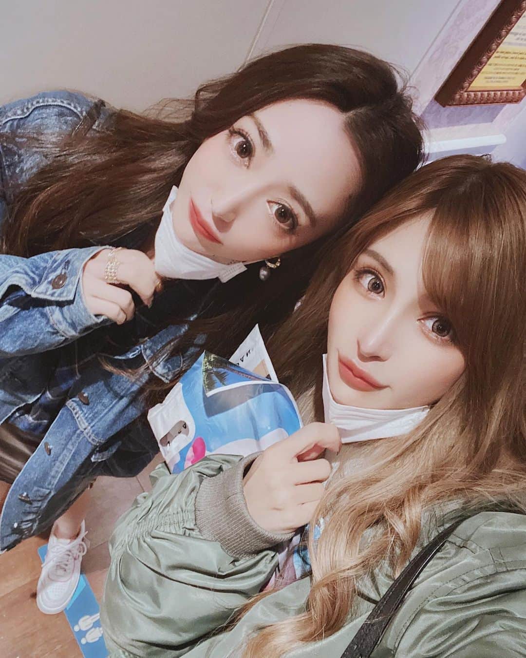 坂本礼美さんのインスタグラム写真 - (坂本礼美Instagram)「. . たんじょうび当日🐰💘 . ゆんちゃん💜 @yunkoro519 💜が事前にチケットを取ってくれていて🥺🌈💕 れみゆんでUSJ行ってきました🦖🌍🦈💖✨ . カウントダウンでも沢山お祝いしてくれたのに、当日もUSJに連れて行ってくれるなんて🤢💗💗💗 本当に幸せすぎたよ🤦🏼‍♀️💘💘✨ . あまり混んでいなくて、アトラクションも並ばずに沢山乗れたし🤖💕(乗ってる間は常に手を繋いでた🤝笑) . 夕方のパーク内の雰囲気が大好きでただ歩いてるだけでもるんるん😻 . 本当に楽しかったぁぁぁぁ🥳💕✨💕✨ . 行き帰りの新幹線も、ずーーーっと楽しくて💖👧🏼👧🏼💖 . 本当に素敵な誕生日を過ごしました🥰✨✨✨ . . ゆんちゃん💘 本当に本当にありがとう🥺😭😚💜💗💜💗 . 💕👩‍❤️‍💋‍👩💕 . . . #れみゆん #usj #ゆにば #素敵な誕生日プレゼント #一緒に過ごしてくれてありがとう #🤢 #😚 #💘 #🏠🐾」11月7日 23時33分 - remi_1103