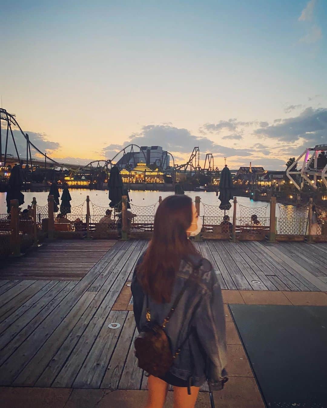 坂本礼美さんのインスタグラム写真 - (坂本礼美Instagram)「. . たんじょうび当日🐰💘 . ゆんちゃん💜 @yunkoro519 💜が事前にチケットを取ってくれていて🥺🌈💕 れみゆんでUSJ行ってきました🦖🌍🦈💖✨ . カウントダウンでも沢山お祝いしてくれたのに、当日もUSJに連れて行ってくれるなんて🤢💗💗💗 本当に幸せすぎたよ🤦🏼‍♀️💘💘✨ . あまり混んでいなくて、アトラクションも並ばずに沢山乗れたし🤖💕(乗ってる間は常に手を繋いでた🤝笑) . 夕方のパーク内の雰囲気が大好きでただ歩いてるだけでもるんるん😻 . 本当に楽しかったぁぁぁぁ🥳💕✨💕✨ . 行き帰りの新幹線も、ずーーーっと楽しくて💖👧🏼👧🏼💖 . 本当に素敵な誕生日を過ごしました🥰✨✨✨ . . ゆんちゃん💘 本当に本当にありがとう🥺😭😚💜💗💜💗 . 💕👩‍❤️‍💋‍👩💕 . . . #れみゆん #usj #ゆにば #素敵な誕生日プレゼント #一緒に過ごしてくれてありがとう #🤢 #😚 #💘 #🏠🐾」11月7日 23時33分 - remi_1103