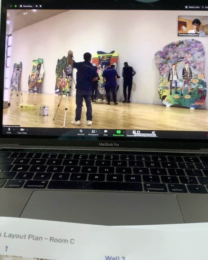 松山智一のインスタグラム：「Installing my show in Zoom under quarantine, upcoming solo show @thelongmuseum ,“Accountable Nature “ starts Nov 12th. #shanghai #day13  上海隔離生活もあと１日。龍美術館での個展ズームで設営。間のなく、11/12より。 「作品をあと5cm作品高くと言っても、画面じゃ2ミリくらいの差🤣」」