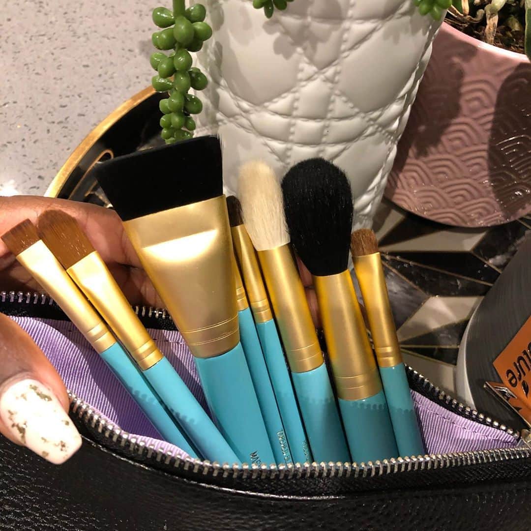 Makeup Addiction Cosmeticsさんのインスタグラム写真 - (Makeup Addiction CosmeticsInstagram)「Eyecandy shot of our Aqua dream set! 😍 The Aqua dream brush is comprised of 8 of must have brushes  Details  Master Chiseler*- A short dense brush designed to create a sharp and well defined contour on the cheek bones. Blush - A rounded shaped arrangement of the bristles for a perfect cheek application. Precision Highlight - A small tapered shaped brush ideal for highlighting the highest points of the cheeks and contouring. Large Concealer*- A perfect size for spot concealing and hiding the evidence. Medium Shader - Short & dense bristles are for specific colour placement on the lid. Flat Definer*- Straight & firm bristles allow precise shaping of the brows, lining & defining the eyes. Small Tapered Blender - A very pointed and precise tip for ultimate control and precision in the crease. Precision Crease - Small soft domed brush is ideal for precisely applying colour to the crease & highlighting the inner corner of the eye *VEGAN, Synthetic hair #makeupaddictioncosmetics #makeupaddictionbrushes #veganbrushes #makeupbrushes」11月7日 23時48分 - makeupaddictioncosmetics