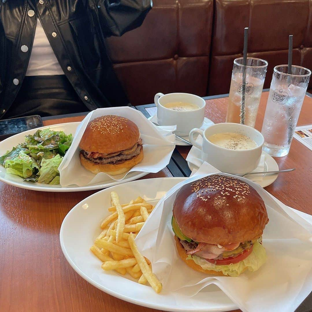 渡邊菜々さんのインスタグラム写真 - (渡邊菜々Instagram)「☆  妹とでーとしてきたっ🍔  やっとここのハンバーガーたべれた🤍 おいしすぎたよっ ボリューム満点💯🔅  17時以降はHAPPY HOUR としてがドリンク半額になるんやてっお得や！  また行こっと🎀  ☆」11月7日 23時44分 - watanana1225