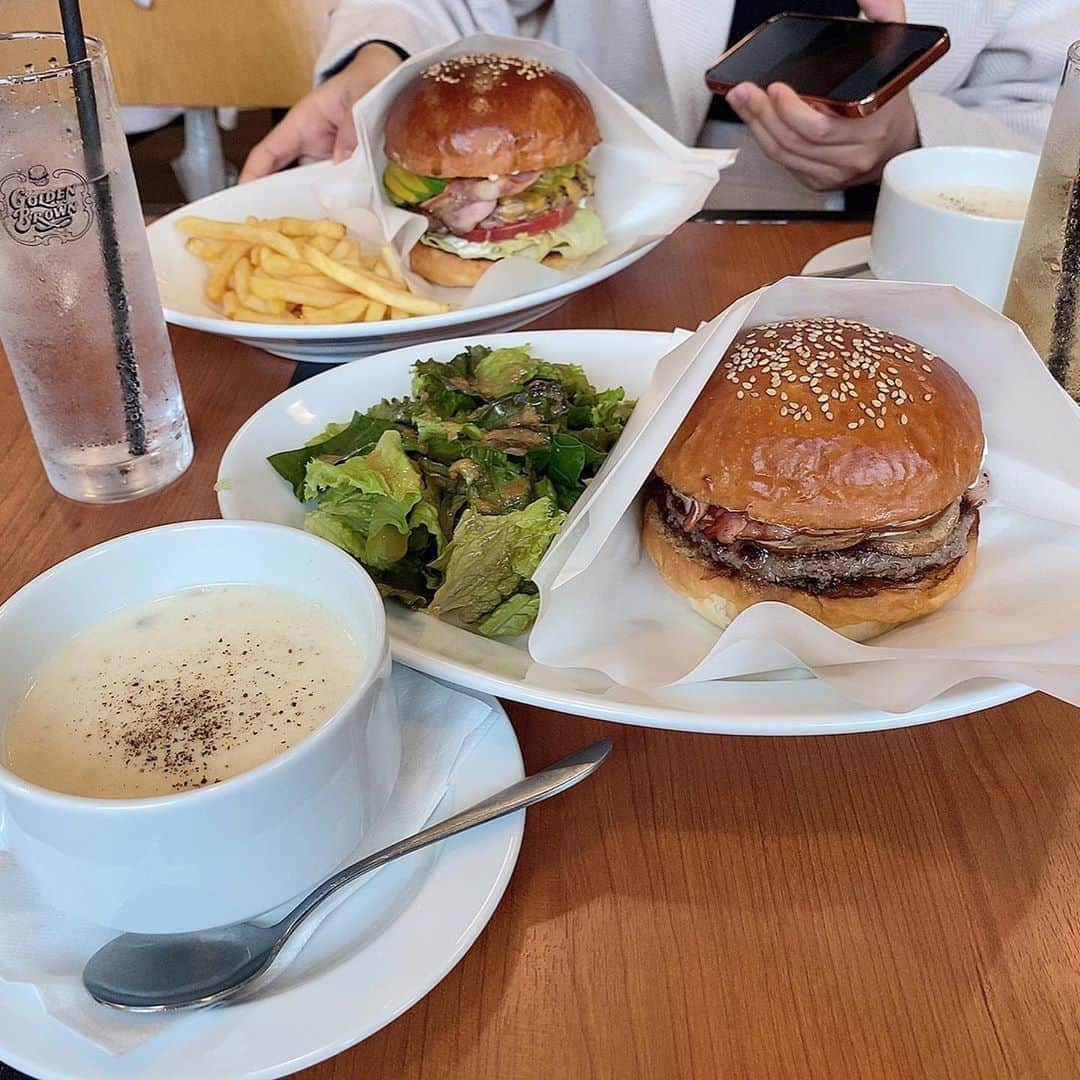 渡邊菜々さんのインスタグラム写真 - (渡邊菜々Instagram)「☆  妹とでーとしてきたっ🍔  やっとここのハンバーガーたべれた🤍 おいしすぎたよっ ボリューム満点💯🔅  17時以降はHAPPY HOUR としてがドリンク半額になるんやてっお得や！  また行こっと🎀  ☆」11月7日 23時44分 - watanana1225