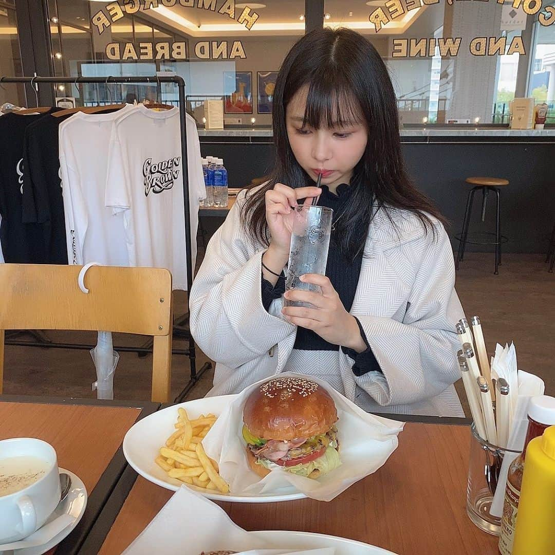 渡邊菜々さんのインスタグラム写真 - (渡邊菜々Instagram)「☆  妹とでーとしてきたっ🍔  やっとここのハンバーガーたべれた🤍 おいしすぎたよっ ボリューム満点💯🔅  17時以降はHAPPY HOUR としてがドリンク半額になるんやてっお得や！  また行こっと🎀  ☆」11月7日 23時44分 - watanana1225