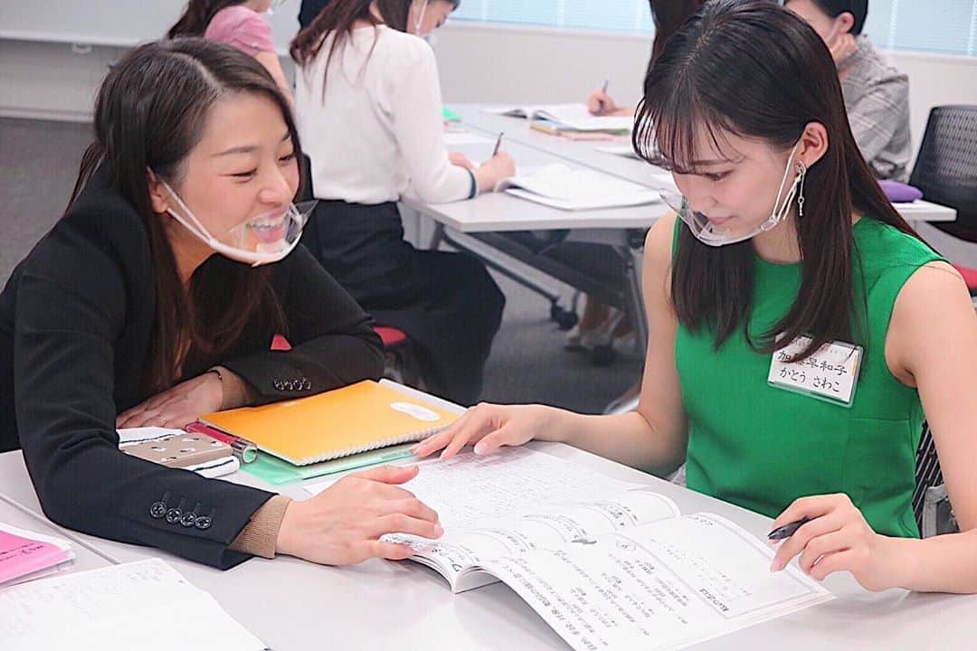 加藤早和子のインスタグラム：「❤︎ ミス日本勉強会①② 【イキイキコミュニケーションを手にする 　　　　　　　　　　　　　「教育コーチング研修」】 成基総研の4名の先生方  第2期の2日目は、株式会社・成基総研の4名の 先生方に、コーチングの授業をして頂きました。 私はこの日を生涯忘れないと思います。 大袈裟かもしれませんが、それくらい心が奮い立ち、 自分の中の新しい扉を開ける事が出来た日でした…  まず！ 前半はコミュニケーションの本質について 講義して頂きました🗣 「コミュニケーションの起点は自分である」 この言葉が1番印象深いです。 絵を見て、言葉だけで絵の説明をし、 ペアの人に書いてもらうというペアワークをしました。 私は比較的コミュニケーション能力には自信があると 思っていたのですが、、出来上がった絵を見てみると 自分が伝えたと思い込んでいたものとは 少し異なっていて、 "同じものを見てもどう表現して、どう伝えるか"  "それがどう伝わるかというのは人それぞれ"  という事を痛感しました。  同じ事を伝えるのでも言葉の選び方次第では ポジティブにもネガティブにも聞こえます。 (例えば、ケチ or 節約　etc…)  1つの事を表現するのに沢山の種類の言葉があって、 人それぞれの感性で伝え方を変える事が出来るなんて、 日本語にしかない醍醐味だなと思いながら、 学びを深めました…😌💭  午後は、生涯大切にする志を考え、発表しました🌻  まずは自己分析からスタート 私はこれまでチアダンスとマネージャー業に 打ち込んできて、そこに共通点が見つからなかったり、 どんな自分にになりたいかという部分が明確では なかったんです。ですが、講師の方にアドバイスを 頂き、自分としての軸を見つける事ができました。  いざ発表の時。 周りの子が身振り手振りを使ったり、自分らしく志を 伝えていく中、『自分らしい伝え方とは何だろう。』 と考えました。そして、私は身振り手振りを 使うのではなく、表情と声のトーンで志を 伝えようと考えました。  最初はうまくいきませんでした。 自分の志を忘れてしまったり、 周りの子のようにやった方がいいのかな？ と惑わされてしまったり、、  ですが、何回か繰り返すうちに、 どんどんと自分の中にあるエネルギーのようなものが メラメラと湧き上がってきて、  最後に言った瞬間、 心がふわっと空に舞い上がったような感じがして、 清々しくて、世界がいつも以上に明るく見えたんです。 これが、殻を破った瞬間だと思いました。  同時に、殻を破る仲間の姿、涙を流す姿、 こうして志を持って一緒に高め合える存在が いる事がとても嬉しいし、幸せだと感じました。  この環境に感謝して、精一杯甘えて、 自分をもっともっと高めていくんだと 強く心に決めた日でした。  . . #ミス日本 #ミス日本コンテスト #ファイナリスト #ミス日本2021 #2021ミス日本ファイナリスト #ミスコン #青山学院大学 #女子大生 #いいね返し #missjapan #misscon #instalike」