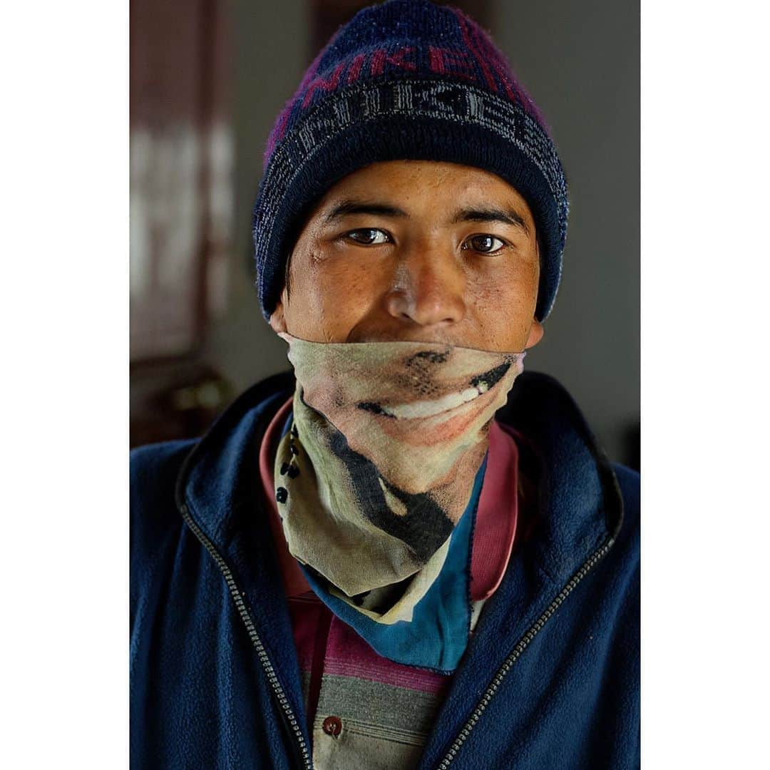 スティーブ・マカリーのインスタグラム：「A Ladakhi construction worker at the Lamayuru Monastery. India, 2006.  #SteveMcCurry」