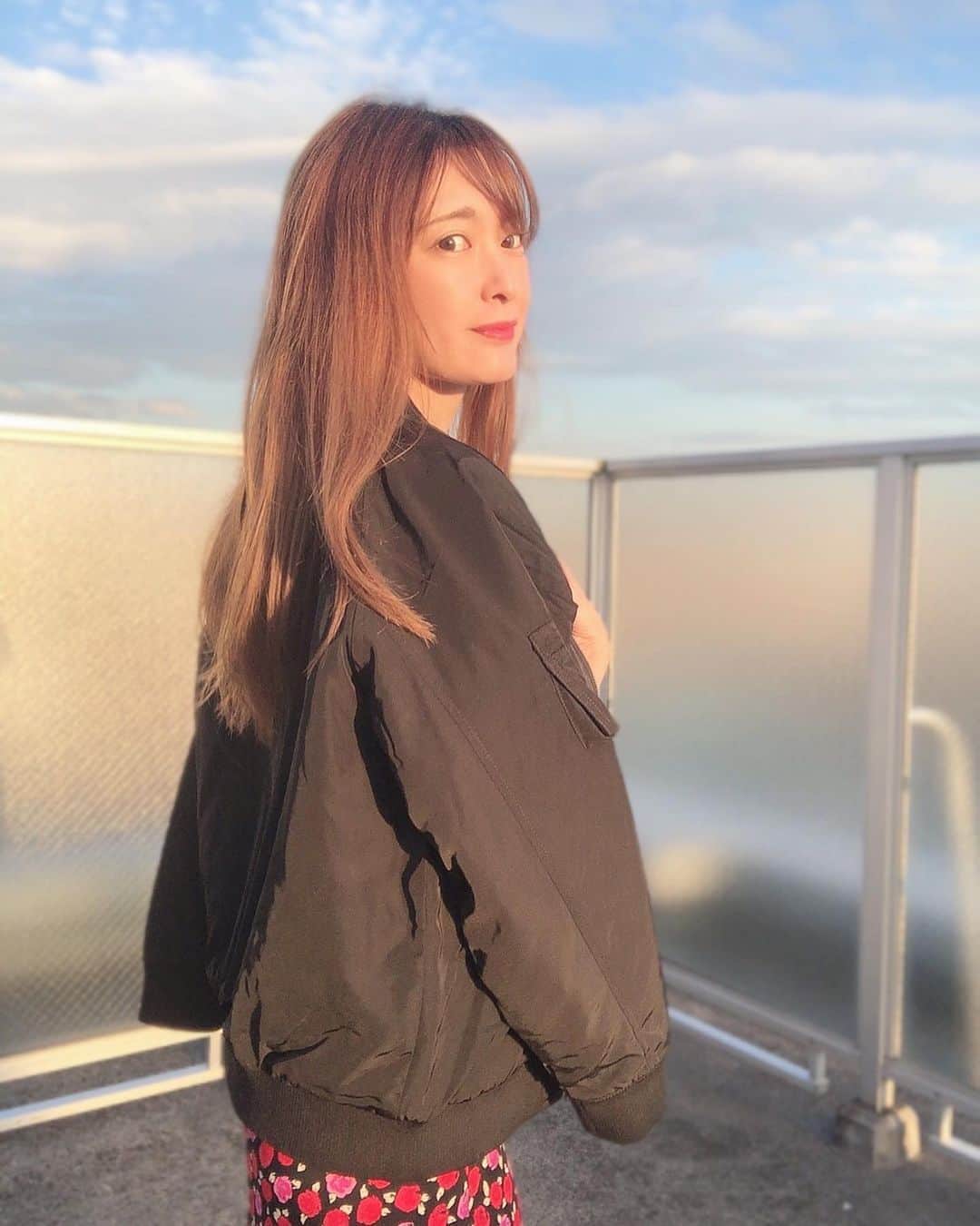 菊池かなこのインスタグラム：「. きれいめワンピに羽織っても可愛い @takahashiwear のMA-1 🧥 . 中綿なので暖かくて冬場も👌 大きめなのでユニセックスで着られるかも☺︎ . きれいめ×カジュアル 可愛いなと思います😍 . . ୨୧┈┈┈┈┈┈┈┈┈┈┈┈┈┈┈┈┈୨୧ @takahashiwear  #服のタカハシ#オフプライスストア #プチプラファッション #ma1#プチプラファッション#プチプラコーデ #ブルゾン#プチプラ高見えコーデ#ファッション #アウター#ユニセックスコーデ#pr」