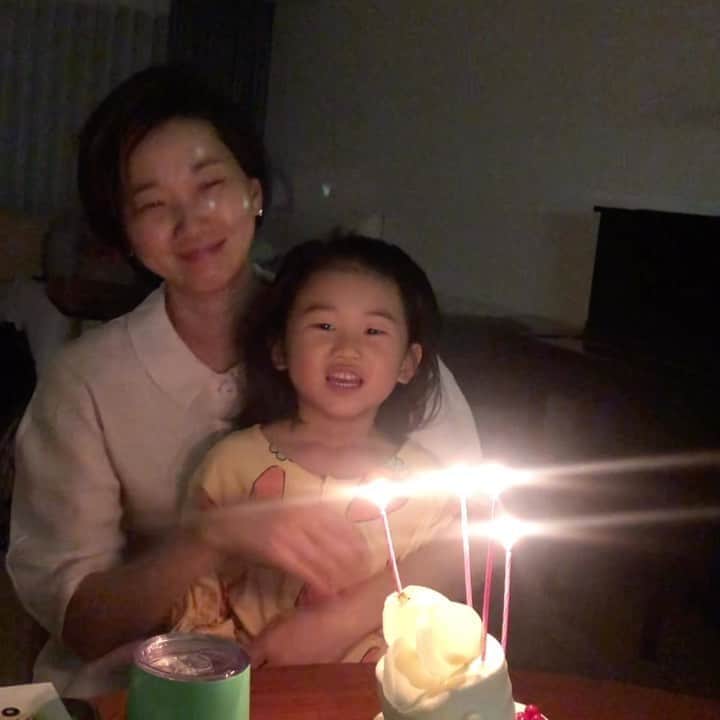 チャン・ユンジュのインスタグラム：「사랑하고 고마워. 💜🌷🎂 20201107  #피자생일아니고  #엄마생일 ㅎㅎㅎ」