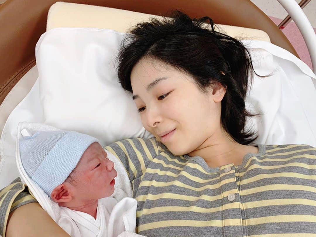 永峰絵里加のインスタグラム：「02.11.2020👼🏻 Welcome to the world, beautiful boy!💙・ 11月2日のお昼に無事次男が誕生しました！ 体重3270g 身長49cmの元気な子です◎  この日の午前中にエコーで羊水の過少がみられ、急遽分娩誘発で産むことに。 主治医からバルーンと陣痛促進剤の説明を受けるも急すぎて頭の中は全然ついて行けず。バタバタと準備が進み促進剤の投与からスグに物凄い陣痛が。しかもジワジワ感一切なし。数回の波で一気にMAXまでいった感じ😭・ いつ外していいんだろ？と考えてたマスクは即ぶん投げました←  子宮口7cmで分娩台に連れて行かれ、いきみ逃ししなきゃと思ったらもういきんでいいよと言われ、前回のお産で辿った工程を幾つもすっ飛ばして僅か1時間7分で次男と対面することに！ 前回は痛くて辛くて長くてずっと泣いてたけど今回は泣く暇がなかったです😂・  でもやっと会えたね☺️・ 大きな産声と初めて抱っこした時のあの温もりにはやはり大感動でした😢・  今は無事に退院して母子共に経過も順調です◎ 取り急ぎのご報告とさせてください^ ^  ・ ・ ・ ・ #次男誕生 #ご報告 #出産 #出産報告 #生まれてきてくれてありがとう #これからよろしくね #2人目出産 #justborn #newbornbaby #welcometotheworld」