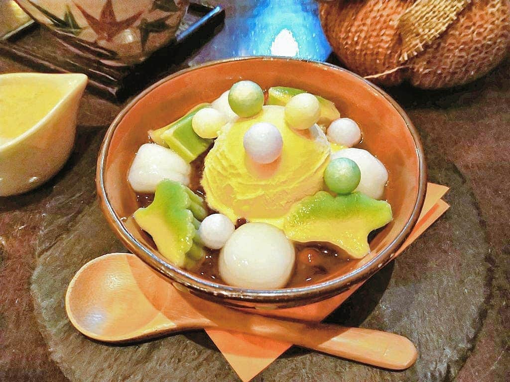 おいもカフェ金糸雀さんのインスタグラム写真 - (おいもカフェ金糸雀Instagram)「. 温かい小豆(あずき)がカボチャアイスを優しく包み込む、ほっこりとした組み合わせの『かぼちゃぜんざい』。 鎌倉の銀杏(いちょう)の黄葉をイメージした秋の期間限定ぜんざいです♪ . #おいもカフェ金糸雀 #おいもカフェ #鎌倉 #小町通り#湘南 #神奈川 #カフェ #鎌倉カフェ #湘南カフェ #神奈川カフェ #鎌倉スイーツ #鎌倉グルメ #鎌倉デート #鎌倉旅行 #ぜんざい #スイーツ #いちょう #イチョウ #銀杏 #かぼちゃ #カボチャ #南瓜 #おいり #白玉 #あずき #小豆 #黄葉 #秋 #kamakura #가마쿠라 . 《おいもカフェ金糸雀》 営業時間：10:00-18:00(L.O.17:30) 定休日：水曜日 248-0006 神奈川県鎌倉市小町2-10-10 小町TIビル1F TEL：0467-22-4908」11月8日 0時04分 - oimocafekanaria