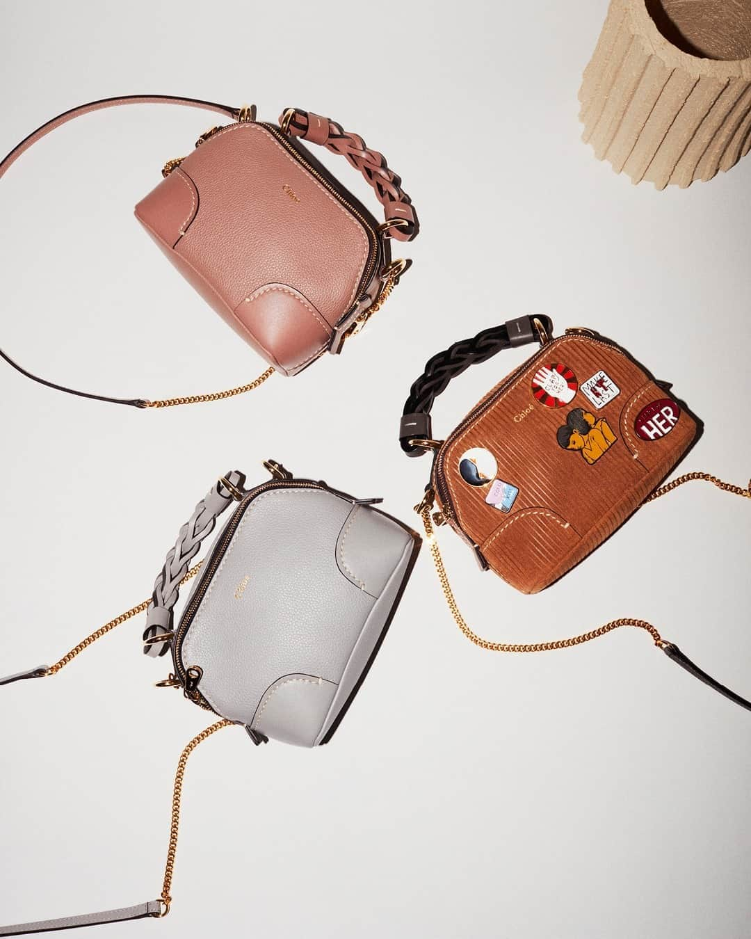 Chloéさんのインスタグラム写真 - (ChloéInstagram)「From soft autumn shades to statement pins; the latest Daria Mini Daria chain bags will bring new focus to your look  Now available in boutiques and on chloe.com  #CHLOE」11月8日 0時00分 - chloe