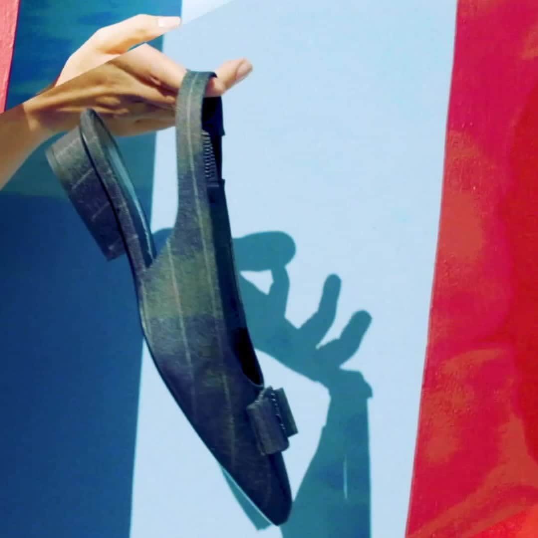 サルヴァトーレ・フェラガモのインスタグラム：「The collection’s vibrant exuberance is perfectly offset by monochromatic Viva slingbacks in powerful variations of gancini jacquard and classic pinstripes. #FerragamoAW20」