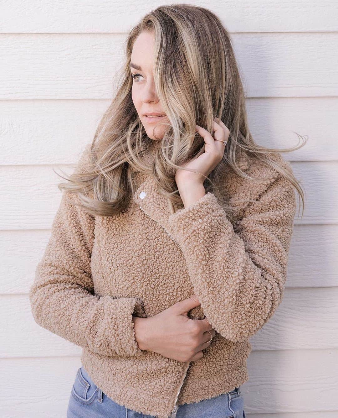 ロック&リパブリックのインスタグラム：「Cozy is 🗝. Tap to shop @LaurenConard’s @lclaurenconrad sherpa jacket and try our contactless drive up. #lclaurenconrad #Kohls」