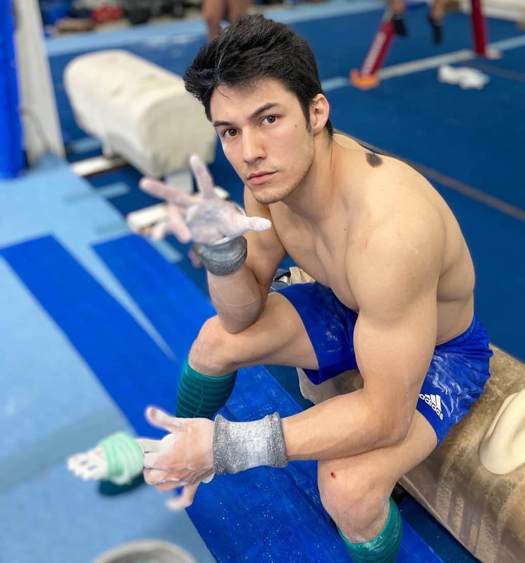 アルトゥール・オヤカワ・マリアノのインスタグラム：「S de Sem risadinha. Sem bigodin! 🤸🏻‍♂️🤸🏻🤸🏻‍♀️ 📸: @menino_erickinho  . . #gymnastics #gym #athlete #gonono #ginástica  #noRi」
