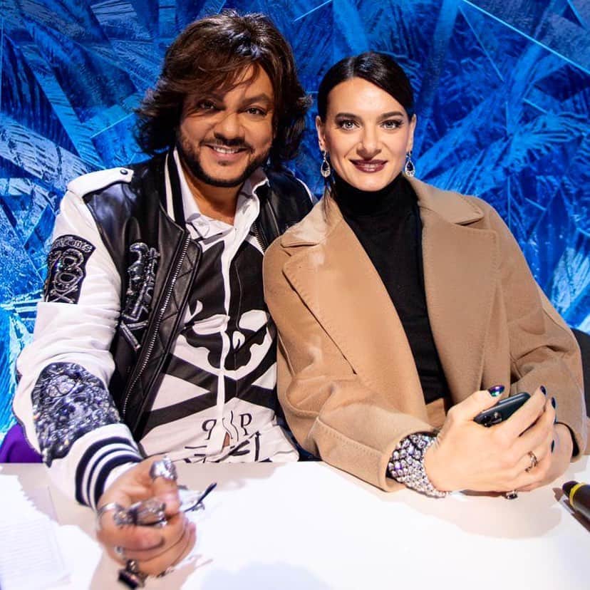 エレーナ・イシンバエワのインスタグラム：「Прямо сейчас @ice_1tv на @1tv мы с @fkirkorov @tatiana_navka @t.a.tarasova и Михаилом Швыдким,  делаем ШОУ 😎! ⠀ Смотрите? 🤔 ⠀ Понеслась....🗣 ⠀ #исинбаева #isinbaeva #исинбаевалучшая #исинбаевалучшевсех #ледниковыйпериод2020 #ледниковыйпериод」