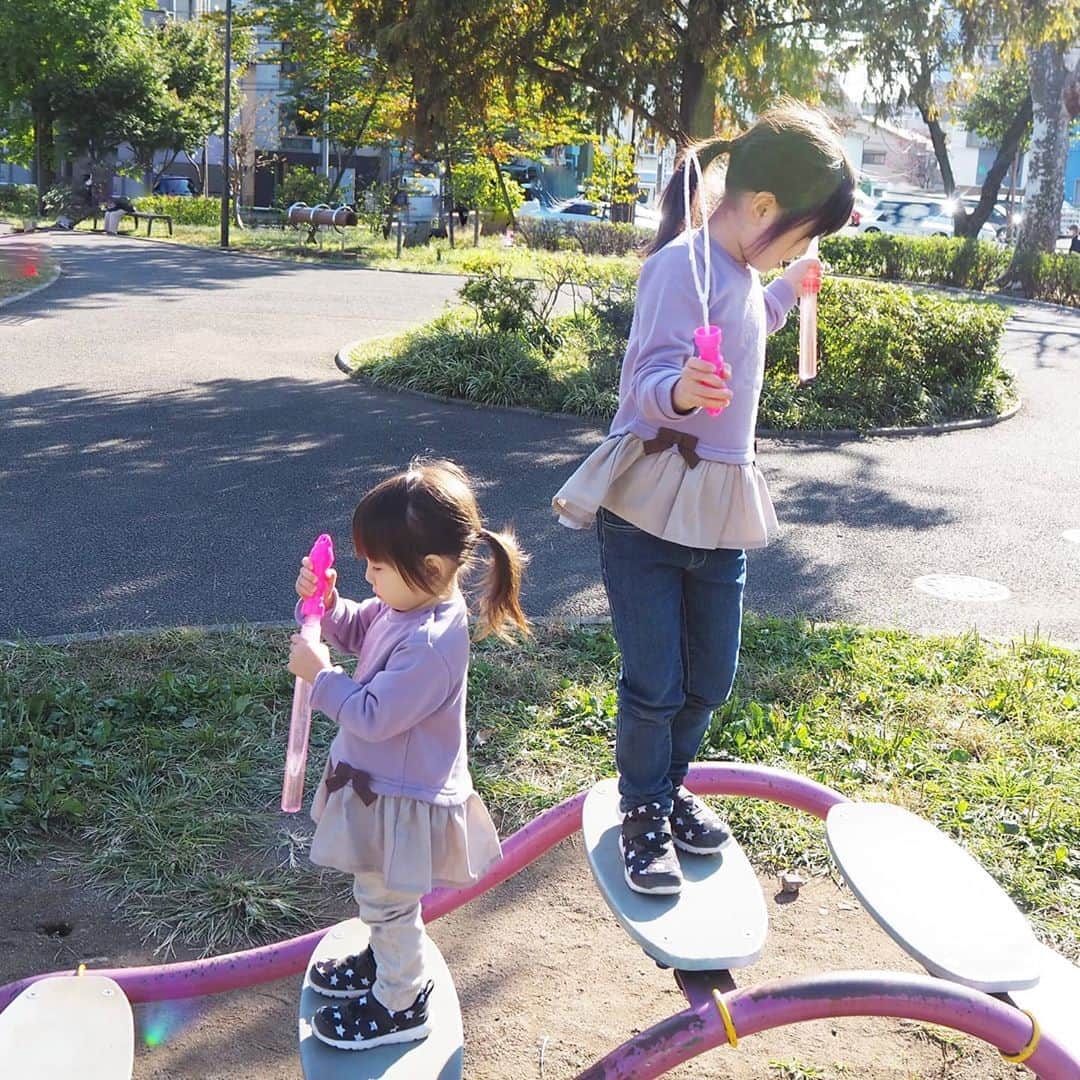 Kuboi Ayumiさんのインスタグラム写真 - (Kuboi AyumiInstagram)「保育園でも一緒に遊んだりしていた姉妹ですが﻿ 長女が小学生になってしまったので、今は一緒にいる時間が減ってしまって淋しそう。﻿ 今日も小学校に行くお姉ちゃんに「タッチ！抱っこ！！」と言いながら名残惜しそうにお別れしていました。﻿ ﻿ いつまでリンクコーデをしてくれるかわからないのですが﻿ まだまだお揃いコーデが大好きな娘たちなので﻿ よくお揃いでアイテムを買うのですが、なんでも倍お金がかかるので﻿ またまたパシオス（@paseos_official ）へ。﻿ ﻿ よくインスタのストーリーでもアップしているのですが﻿ すぐに水でびしょびしょになったり、全身泥だらけになったりする娘たちなので﻿ 遊びに行って、汚れちゃう！と気にしないで着せてあげられるものがうれしいのです（笑）﻿ ﻿ 普段からプチプラなのに、お試し価格やセールでワンコインで買えちゃうアイテムが出ていたり﻿ 本当に助かります。﻿ ﻿ ＊コーディネートの様子はスワイプして見てみてくださいね。﻿﻿﻿﻿﻿﻿ ﻿ ■お揃いアイテム﻿（品番）﻿ ・ドキンちゃんワンピース（ホワイト）　6357254823、6357254821（サイズ違い）﻿ ・ドキンちゃんトップス（パープル）　6357254804、6357254806（サイズ違い）﻿ ・帽子（グレー）3355122642﻿ ・帽子（ブラック）3355122641﻿ ・ストール　3358144122、3358144125﻿ ・マリーちゃん帽子　3362165704﻿ ・ミニーちゃん帽子　3362165702﻿ ﻿ ■次女コーデアイテム（品番）﻿ ・コート　6357221002﻿ ・パンツ（ブラック）　6360120302﻿ ・パンツ（キナリ）　6360120308﻿ ﻿ ■長女コーデアイテム（品番）﻿﻿﻿ ・デニム　6270886002﻿ ・パンツ（サックス）　6270830008﻿ ﻿ ■雑貨（品番）﻿ ・チップとデールアルコールジェル　2770164621﻿ ﻿ ﻿ ﻿ #女の子ママ #お洒落さんと繋がりたい #おしゃれさんと繋がりたい #プチプラコーデ #パシオス #pr #パシオスコーデ #パシオスコーデ部 #Disney #ディズニー  #マリーちゃん #ミニー #Minnie #リンクコーデ #姉妹リンク」11月8日 10時53分 - himekagami