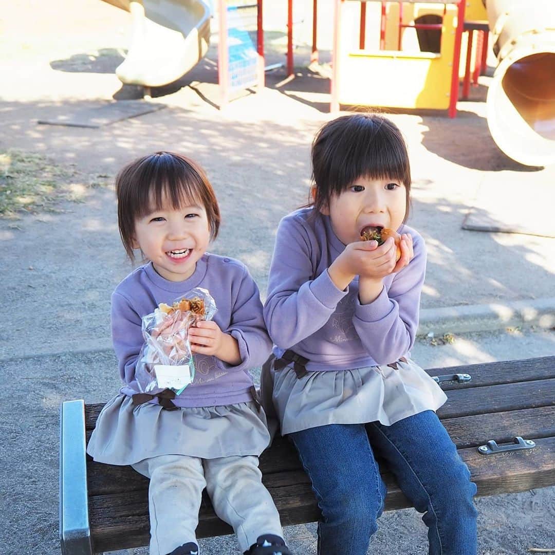 Kuboi Ayumiさんのインスタグラム写真 - (Kuboi AyumiInstagram)「保育園でも一緒に遊んだりしていた姉妹ですが﻿ 長女が小学生になってしまったので、今は一緒にいる時間が減ってしまって淋しそう。﻿ 今日も小学校に行くお姉ちゃんに「タッチ！抱っこ！！」と言いながら名残惜しそうにお別れしていました。﻿ ﻿ いつまでリンクコーデをしてくれるかわからないのですが﻿ まだまだお揃いコーデが大好きな娘たちなので﻿ よくお揃いでアイテムを買うのですが、なんでも倍お金がかかるので﻿ またまたパシオス（@paseos_official ）へ。﻿ ﻿ よくインスタのストーリーでもアップしているのですが﻿ すぐに水でびしょびしょになったり、全身泥だらけになったりする娘たちなので﻿ 遊びに行って、汚れちゃう！と気にしないで着せてあげられるものがうれしいのです（笑）﻿ ﻿ 普段からプチプラなのに、お試し価格やセールでワンコインで買えちゃうアイテムが出ていたり﻿ 本当に助かります。﻿ ﻿ ＊コーディネートの様子はスワイプして見てみてくださいね。﻿﻿﻿﻿﻿﻿ ﻿ ■お揃いアイテム﻿（品番）﻿ ・ドキンちゃんワンピース（ホワイト）　6357254823、6357254821（サイズ違い）﻿ ・ドキンちゃんトップス（パープル）　6357254804、6357254806（サイズ違い）﻿ ・帽子（グレー）3355122642﻿ ・帽子（ブラック）3355122641﻿ ・ストール　3358144122、3358144125﻿ ・マリーちゃん帽子　3362165704﻿ ・ミニーちゃん帽子　3362165702﻿ ﻿ ■次女コーデアイテム（品番）﻿ ・コート　6357221002﻿ ・パンツ（ブラック）　6360120302﻿ ・パンツ（キナリ）　6360120308﻿ ﻿ ■長女コーデアイテム（品番）﻿﻿﻿ ・デニム　6270886002﻿ ・パンツ（サックス）　6270830008﻿ ﻿ ■雑貨（品番）﻿ ・チップとデールアルコールジェル　2770164621﻿ ﻿ ﻿ ﻿ #女の子ママ #お洒落さんと繋がりたい #おしゃれさんと繋がりたい #プチプラコーデ #パシオス #pr #パシオスコーデ #パシオスコーデ部 #Disney #ディズニー  #マリーちゃん #ミニー #Minnie #リンクコーデ #姉妹リンク」11月8日 10時53分 - himekagami