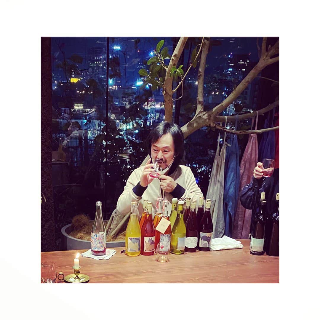 journaleatripのインスタグラム：「wine talk & tasting   楽しみにしていた目黒さんの話し。  目黒さんは "自分の感覚との強い信頼関係が あってそれが揺るぎない生き方やものづくりにと 繋がっているのだなと話しを伺いながら終始 "感覚の確かさ"を感じる。  昨年soilがオープンした時に 試作段階で全て手作業でおこっなた 無ラベルワインを目黒夫妻にもっさんと頂き 飲むタイミングは？と、その黄金色に輝くワインを手にして思わず伺うと答えは "飲みたいと思った時" でした。それから何度かの機会を乗り越えて昨日しかないでしょとあけました。  アルフィオレ万歳 みなさまありがとうございました。  #アルフィオレ#eatripsoilwinetasting」