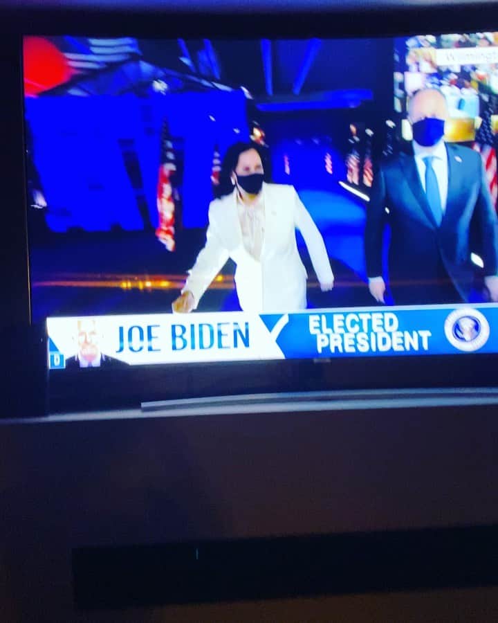 のインスタグラム：「I can’t stop crying . Thank you thank you thank you @joebiden @kamalaharris 😭😭😭😭 Love wins」