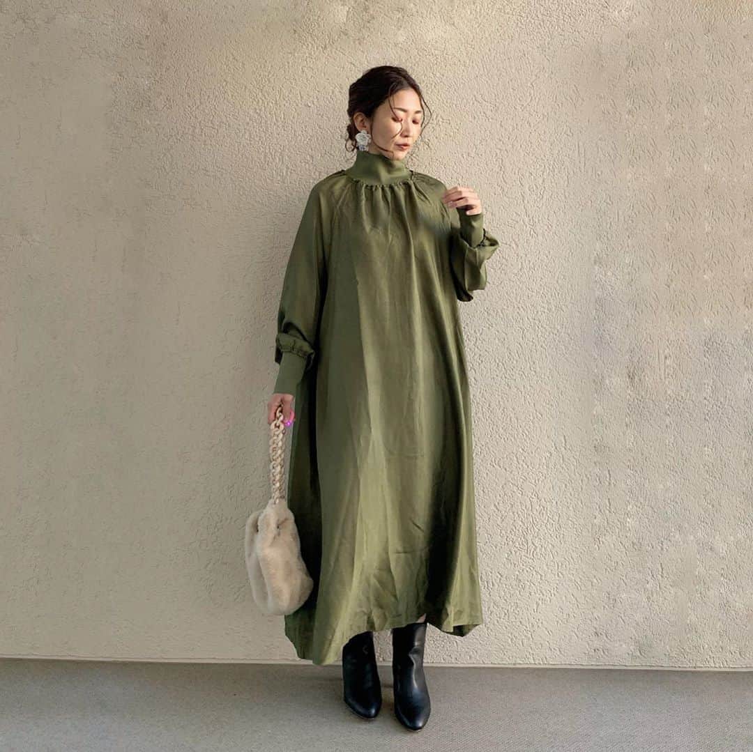 のインスタグラム：「光沢感が素敵で、お袖のポワンも可愛いワンピースは、 セレクトショップ🍀 『HOTEL VIVA la HOLIDAY』 の新ブランド『manana』の商品💕💕  @hotel_viva_la_holiday   🍀サテンプルオーバーワンピース  本日zozotownにて¥1,000クーポン配布中だって🙌🙌🙌  カラーはほかに ブラック/グレー/カーキ　 の3色展開🥰他の色も可愛かったよ👌  #manana_official  #こんぶコーデ  #カジュアルコーデ#大人カジュアル#ママファッション #プチプラ#プチプラコーデ#アラフォーコーデ#アラフォーファッション #40代ファッション #シンプル#シンプルコーデ #ママコーデ#ママ#大人可愛い #ゆるコーデ #ママリ #ママリファッション  #ootd#ootdfashion」