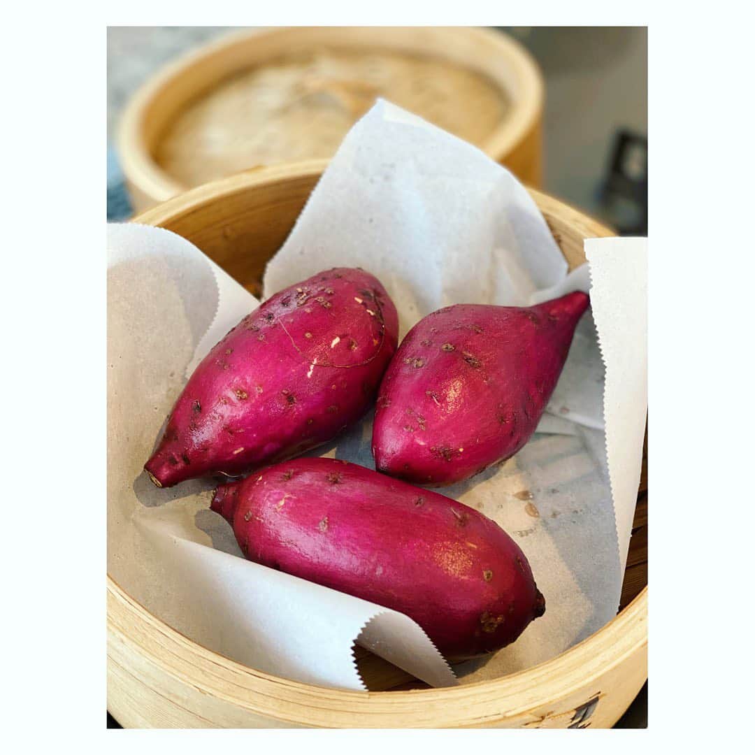 望月理恵さんのインスタグラム写真 - (望月理恵Instagram)「芋蒸す朝✨ 最高の季節です！ さつまいも 食事にもおやつにもいいですよね。  友達がたくさんの野菜を送ってくれました。このお芋もその一つ。 種類は「シルクスイート」 なめらか、しっとりタイプの さつまいもです。 #芋#さつまいも #シルクスイート #芋好き#最高の季節」11月8日 9時31分 - mochiee28