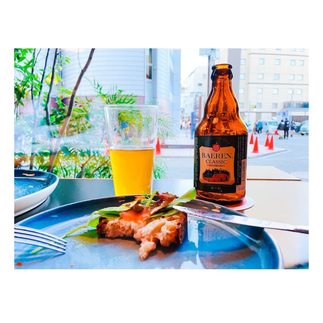 神崎れなのインスタグラム：「いつの日かの休日🍺 ビールはやっぱりしっかり辛めが好きなことを認識した🤔  #実は昔から #甘い飲み物が苦手 #苦い飲み物を好む #ビールは辛口 #お茶は緑茶 #コーヒーはブラック #を好む #コーヒーと緑茶 #は #カフェイン摂取 #できなくなり #飲めなくなってしまった #がね😭 #唯一の楽しみがビールだけに #なってしまった #食べ始める前に写真が撮れない #25歳 #女」