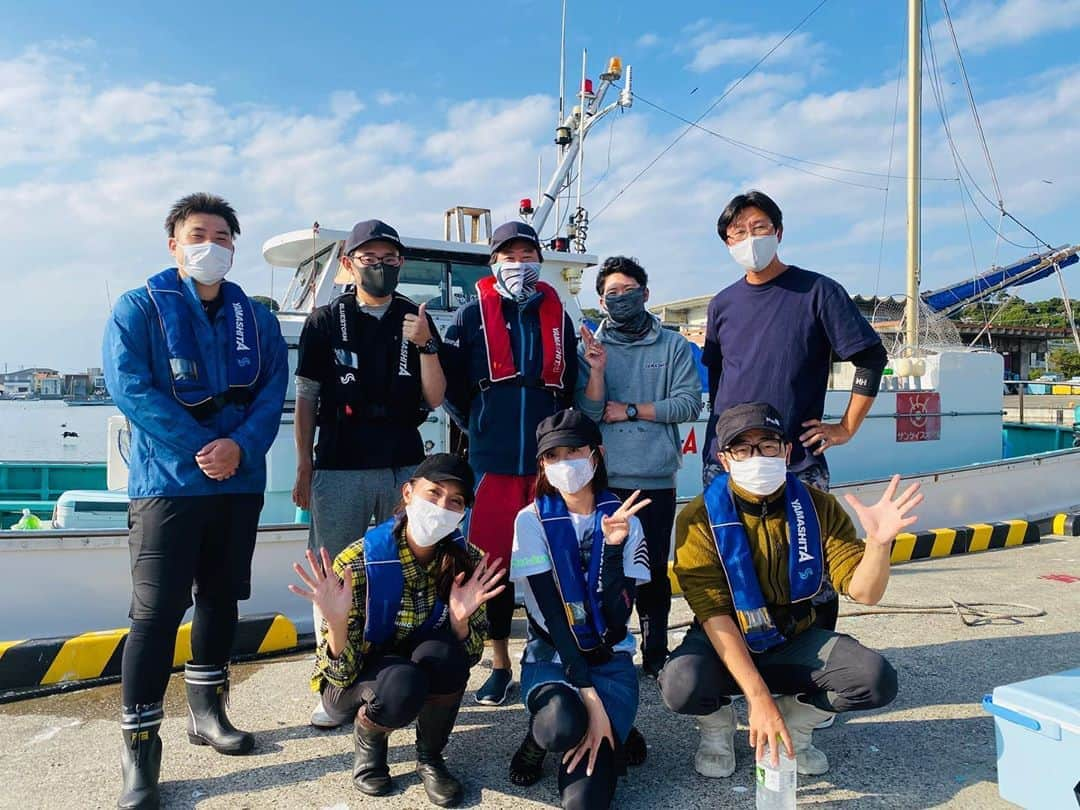 滝沢沙織さんのインスタグラム写真 - (滝沢沙織Instagram)「今年初のティップランエギング🦑🎣✨ ヤマシタの社員さん、福田ゆみちゃん、ドランクドラゴンの鈴木拓さん達とワイワイ楽しく釣りができました🎣‼️ 帰りに、船長さんや漁港のお兄さんに、沢山の生しらすをいただいたので、現地でしか食べられないはずの生しらすを、お家に帰ってから夕飯で頂き、とーーーっても美味しかったし、幸せだったなぁ😆💖 皆様、本当にお世話になりましたっ❗️✨ イカ釣り🦑は釣って楽しい、食べて美味しい、最高ですっ💖 まだまだ腕を磨かなくては🎣✨笑 #滝沢沙織 #ティップラン #ヤマシタ社員の方々 #福田ゆみちゃん #ドランクドラゴン鈴木拓さん #アオリイカ #生しらす丼 #幸せ#fishing#fish#fishinglife#fishingday#fishingtime#fishingislife#釣り#魚#釣り女優#滝沢釣り道#釣り女子#釣り好き#釣りファッション#海釣り#海」11月8日 9時52分 - saori_takizawa.official