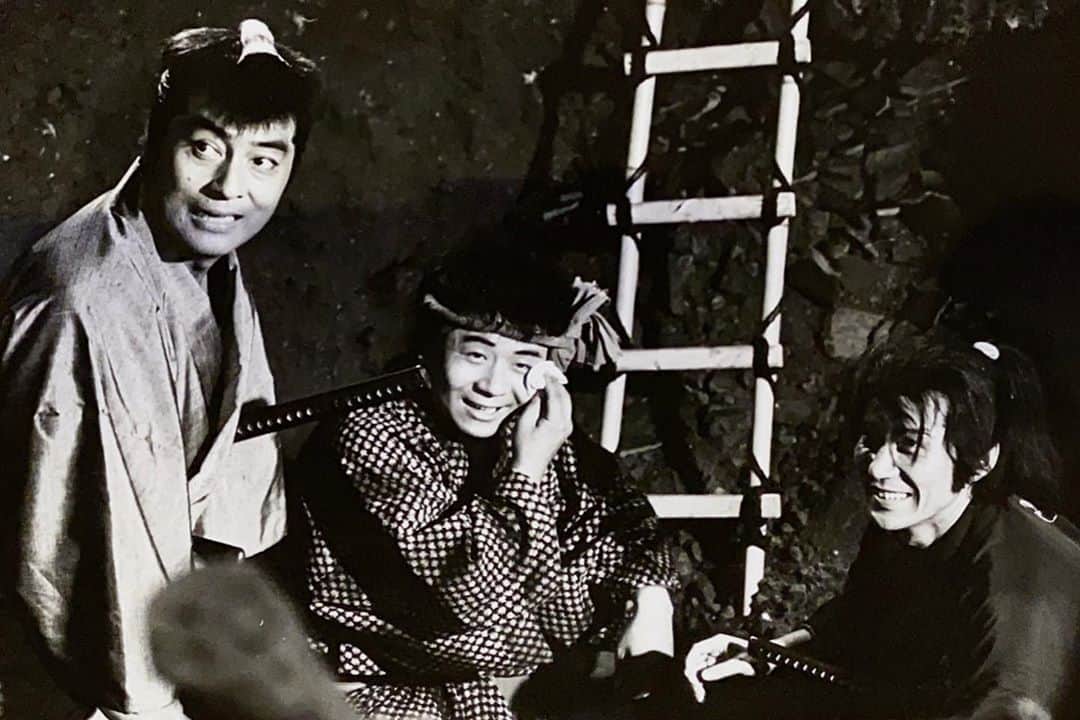 のインスタグラム：「・  足かけ10年続いたテレ朝の 時代劇、『三匹が斬る』の 記念すべき第1回目  三匹が揃ったオフショットです 高橋さんも役所さんも若い！  Instagram開設記念の秘蔵写真その5  #三匹が斬る #高橋英樹 #役所広司  #敬称略  #秘蔵写真 #春風亭小朝」