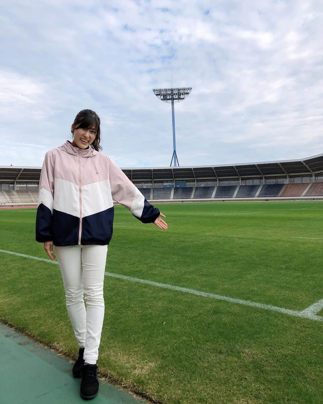 竹内里奈さんのインスタグラム写真 - (竹内里奈Instagram)「🏉いよいよ、 今日まもなく、 高校ラグビー準決勝が始まります‼️ わくわくドキドキ😳 お天気も良くラグビー日和☀️ どんな試合になるのか、 楽しみです😆 ピッチリポートがんばります🎤 ・ ・ チバテレでは、 今日19:00〜中継録画でお伝えします。 ご覧ください☺️ ・ ・ #ラグビー #高校ラグビー #花園 #100回大会 #ラガーマン #ラグビー好き #ラグビー女子 #スポーツ女子 #アナウンサー #リポーター #フリーアナウンサー #チバテレ #竹内里奈」11月8日 9時56分 - rina.takeuch