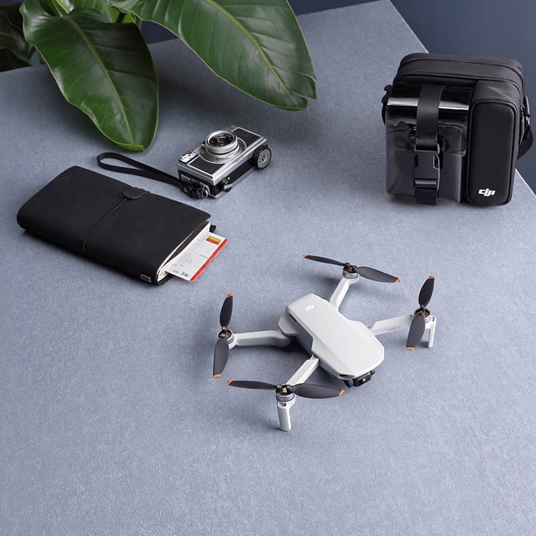HYPEBEASTさんのインスタグラム写真 - (HYPEBEASTInstagram)「#hypebeasttech: @djiglobal has updated its lightest drone with 4K, longer range, and improved battery life. Simply named the Mini 2, the highlight of the new drone is no doubt its fresh 4K video recording capability via its 12-megapixel sensor, running at 30fps and a bitrate of 100Mbps. The drone is now equipped with DJI’s own OcuSync 2 wireless connectivity, which provides up to 2.5 times the range of its WiFi-reliant predecessor, extending the effective range now to 10km among a number of other upgrades. Pick one up now starting at $450 USD.⁠⠀ Photo: DJI⁠⠀」11月8日 9時57分 - hypebeast