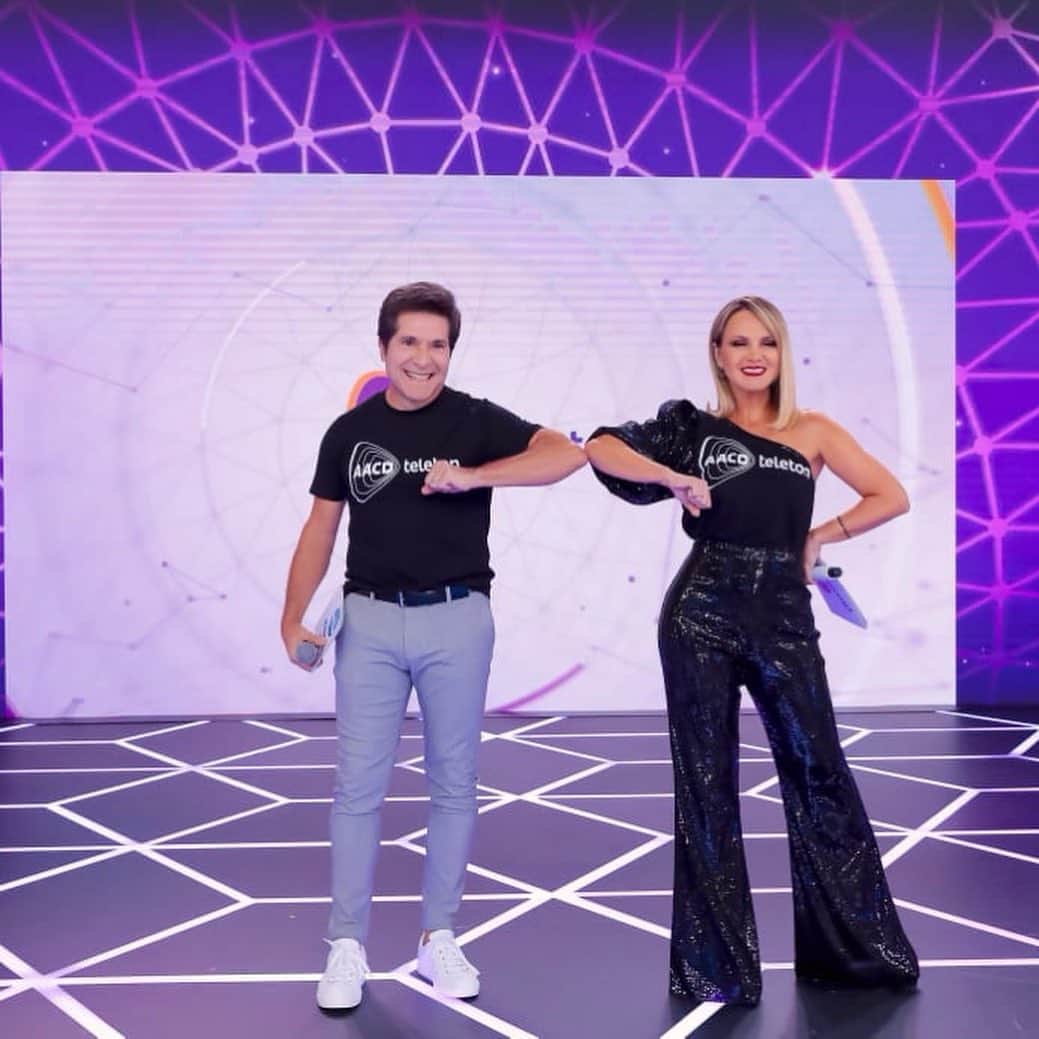 Eliana Michaelichin Bezerraのインスタグラム：「Padrinhos ativar!!! Foi lindo, foi diferente, foi inspirador. Este ano não havia meta e conseguimos unir o Brasil em nome das crianças e adolescentes da @aacdoficial. Foram momentos de muita emoção e chegamos nos 26 milhões! Obrigada a cada um que esteve com a gente. #teleton2020 #aacd #obrigada #vaificartudobem」