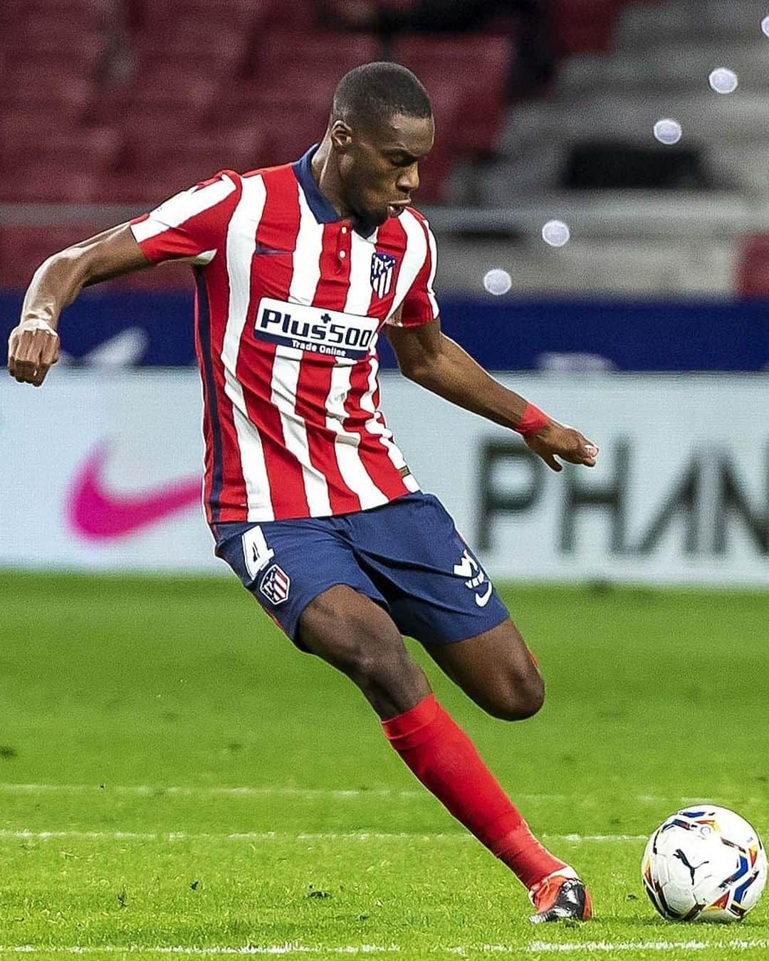 LFPさんのインスタグラム写真 - (LFPInstagram)「🔴⚪️ Nothing like debuting on a great night for your team! 🌟  🌟 ¡Nada como debutar en una gran noche para tu equipo! 🔴⚪️   #Kondogbia #Atleti #LaLigaSantander #LaLiga #Football #YouHaveToLiveIt #HayQueVivirla」11月8日 10時00分 - laliga