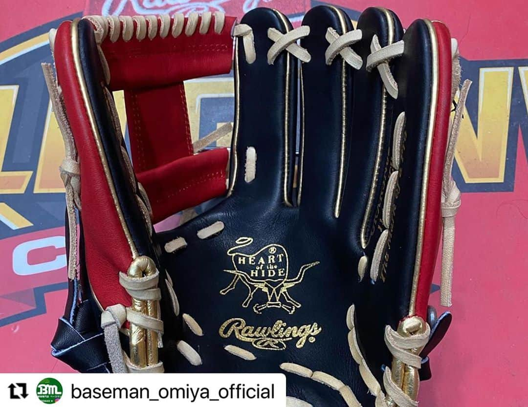 Rawlings Japanさんのインスタグラム写真 - (Rawlings JapanInstagram)「#Repost @baseman_omiya_official with @make_repost ・・・ ローリングスRGGC店超限定軟式用グラブが新入荷致しました‼️ 1年に1度だけの限定仕様‼️ ゴールドパッチを採用したローリングス、ゴールドカラーグラブ  内野手用 打球をしっかり掴む内野手用。 ポケットがウェブ下から人差し指下にあるため、操作性を重視しながらもしっかりと打球をキャッチできるモデル‼️  外野手用 大きく開く、深いポケット構造で球際に強い外野手用グラブ。 小指2本入れ構造で親指・小指部の力でしっかりはさむモデル‼️  通販も可能ですので気になる方はDMにてご連絡おねがいします🙇‍♂️  #ローリングス #RGGCショップ #超限定 #軟式用グラブ #内野手用 #外野手用 #限定パッチ #カッコいい #オシャレ #通販可能‼️ #気になる方DMへ #baseman #omiya  @rawlings_japan_llc」11月8日 10時00分 - rawlings_japan_llc